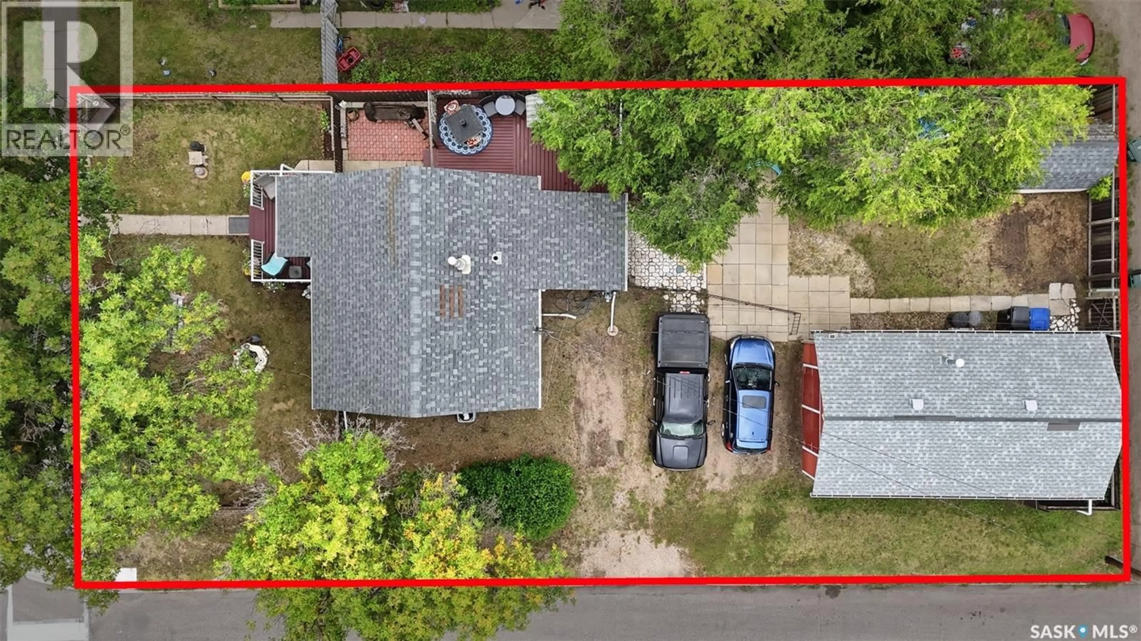A pic from outside/outdoor area/front of a property/back of a property/a pic from drone, street for 738 K AVENUE, Saskatoon Saskatchewan S7M2E6