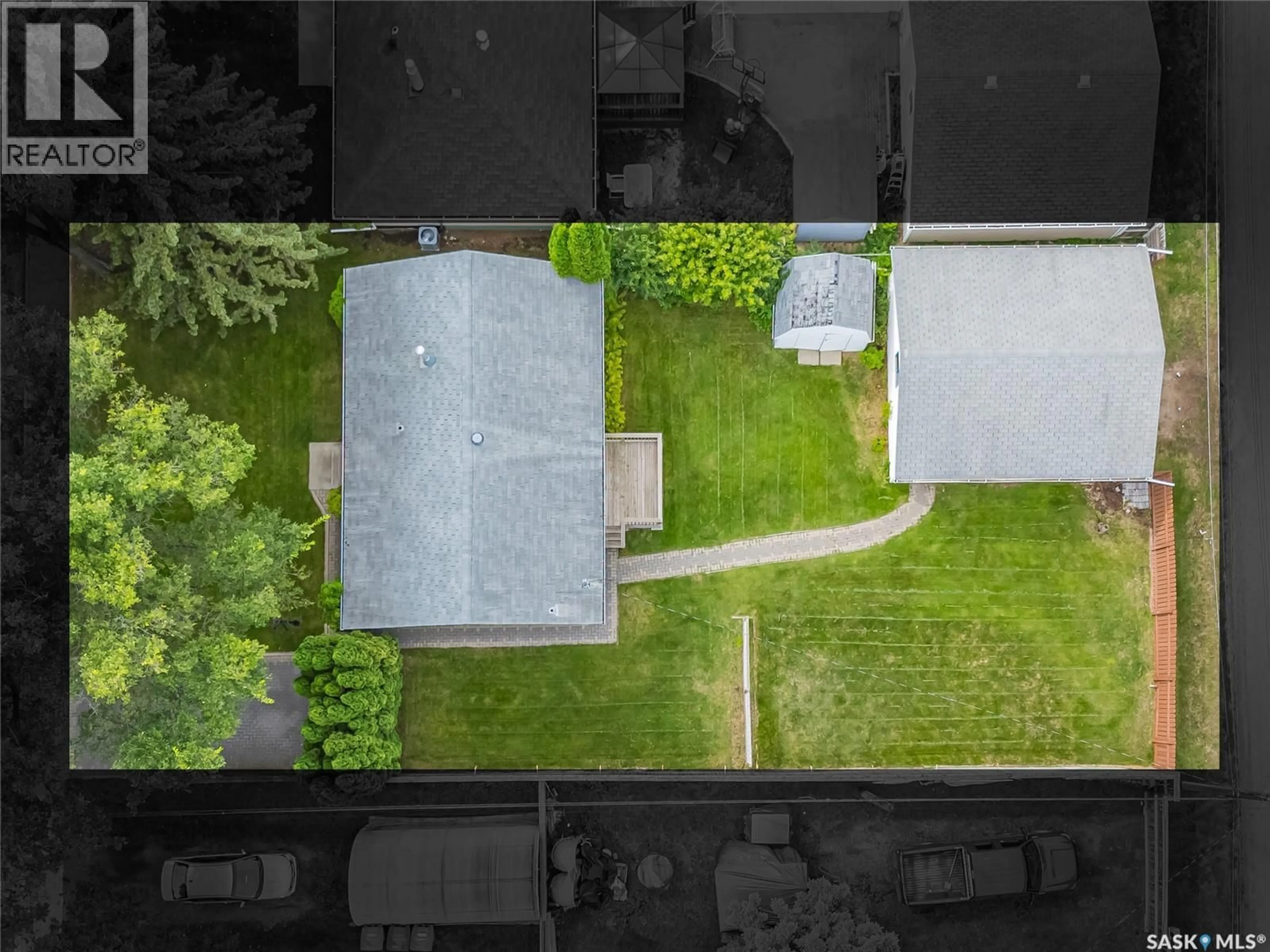 A pic from outside/outdoor area/front of a property/back of a property/a pic from drone, street for 2814 21ST STREET, Saskatoon Saskatchewan S7M0W5