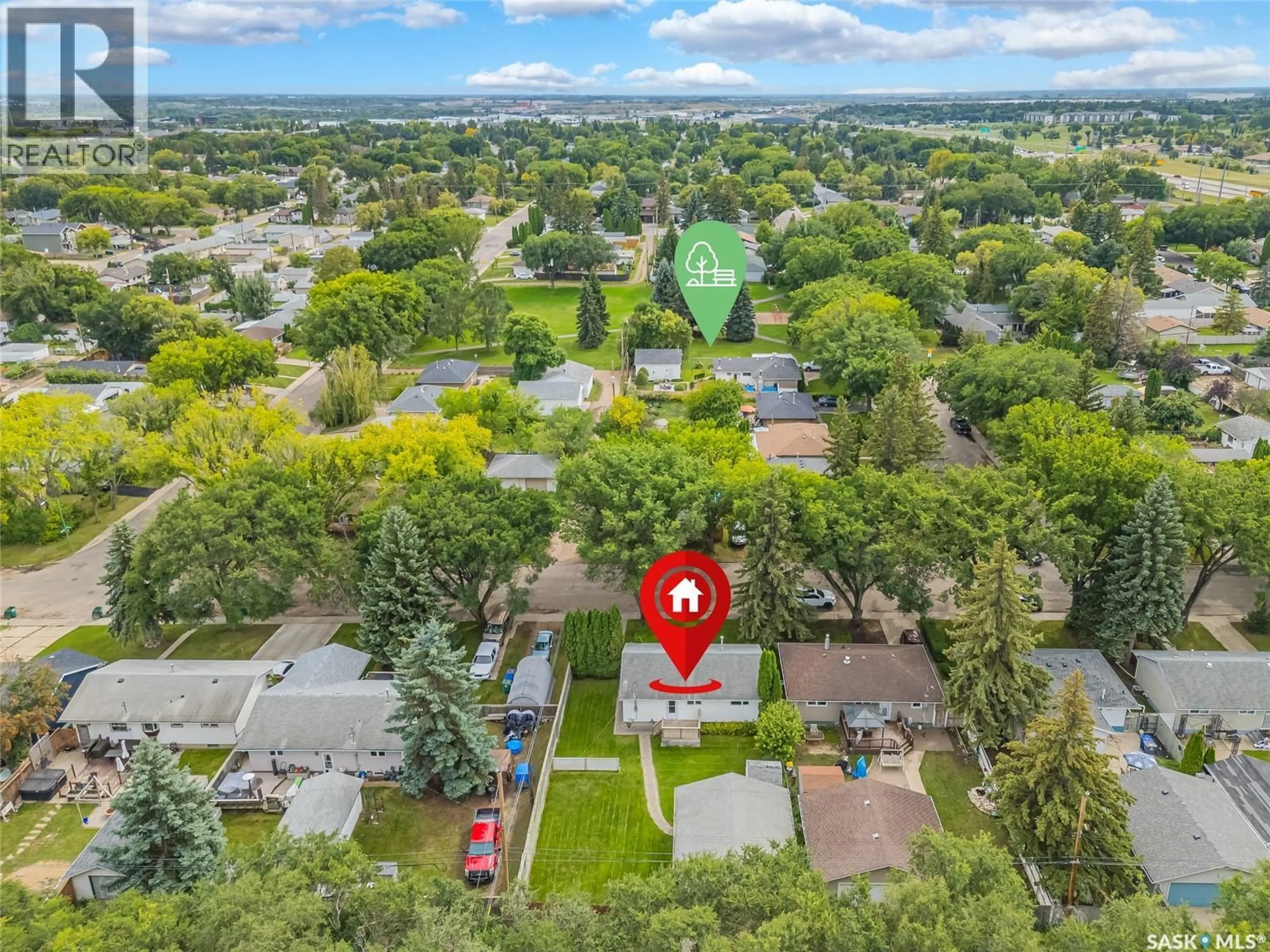 A pic from outside/outdoor area/front of a property/back of a property/a pic from drone, street for 2814 21ST STREET, Saskatoon Saskatchewan S7M0W5