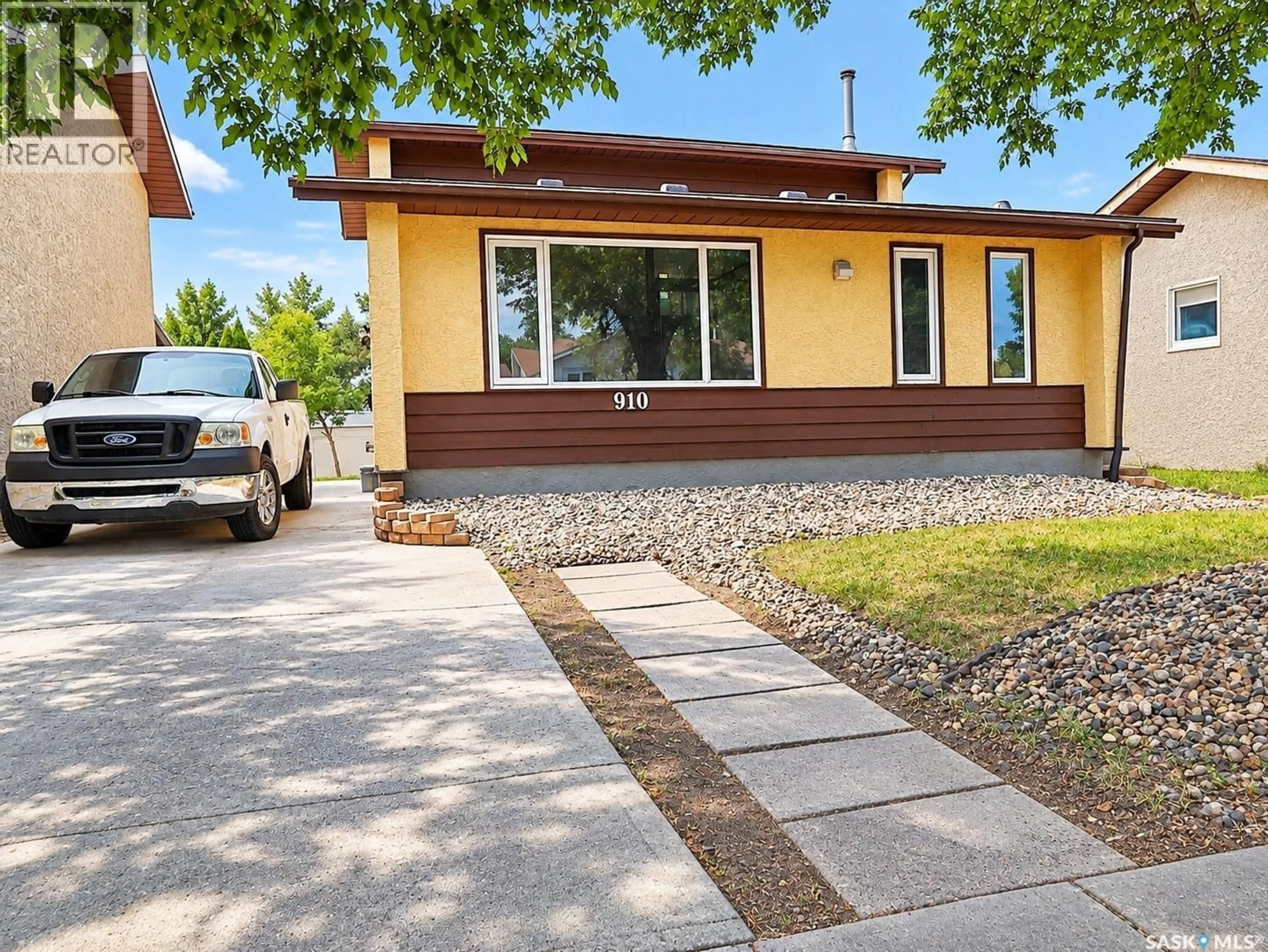 Home with vinyl exterior material, street for 910 DEVONSHIRE DRIVE, Regina Saskatchewan S4X2L8
