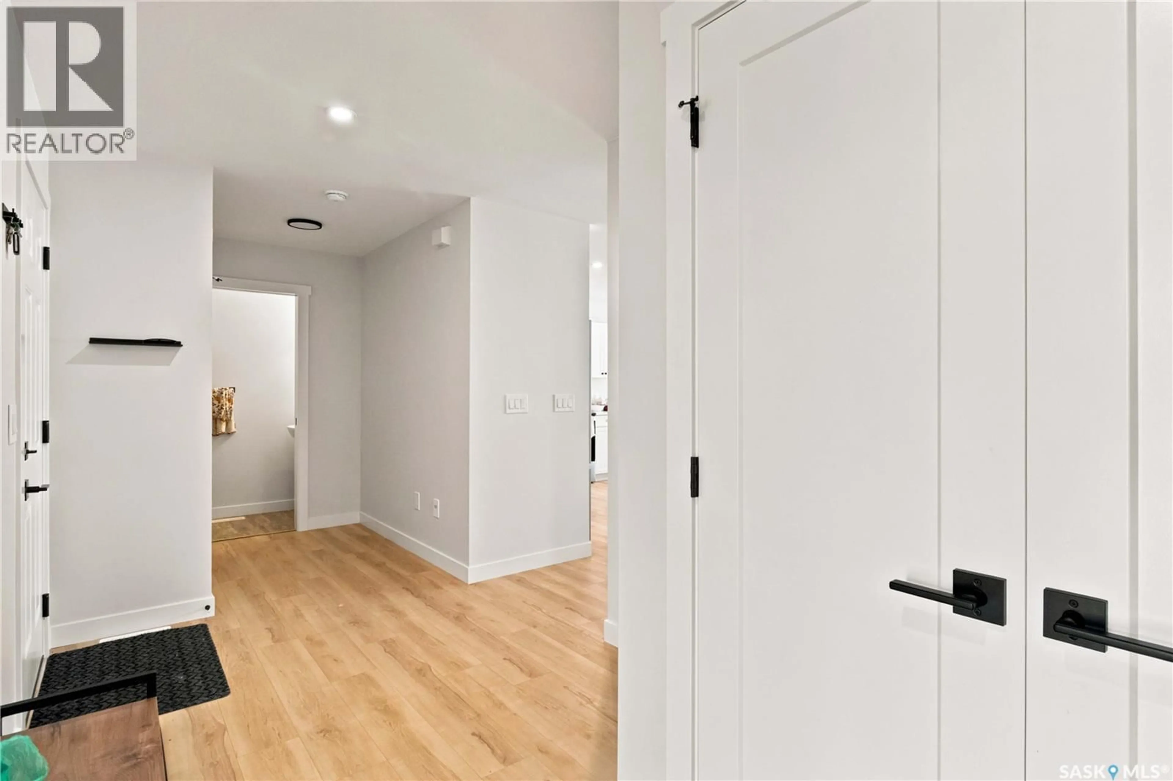 Indoor entryway for 342 KATZ AVENUE, Saskatoon Saskatchewan S7V1Y6