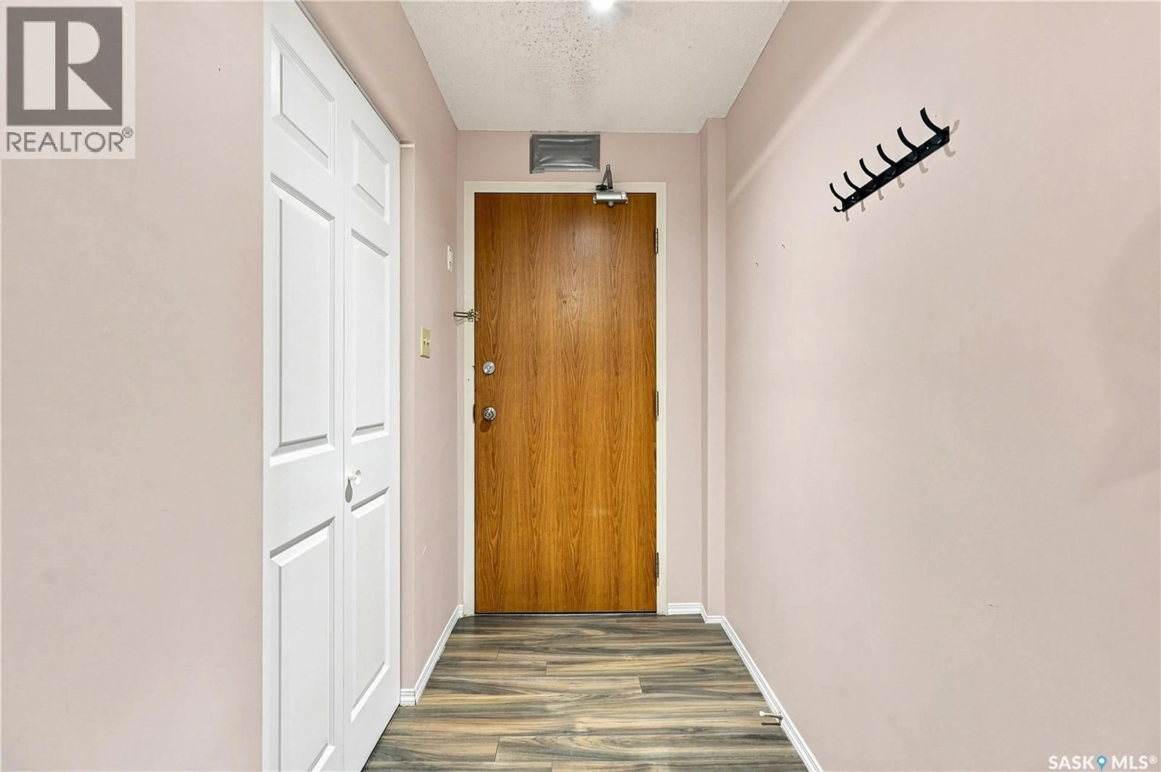 Indoor entryway for 205 - 405 5TH AVENUE, Saskatoon Saskatchewan S7K6Z3