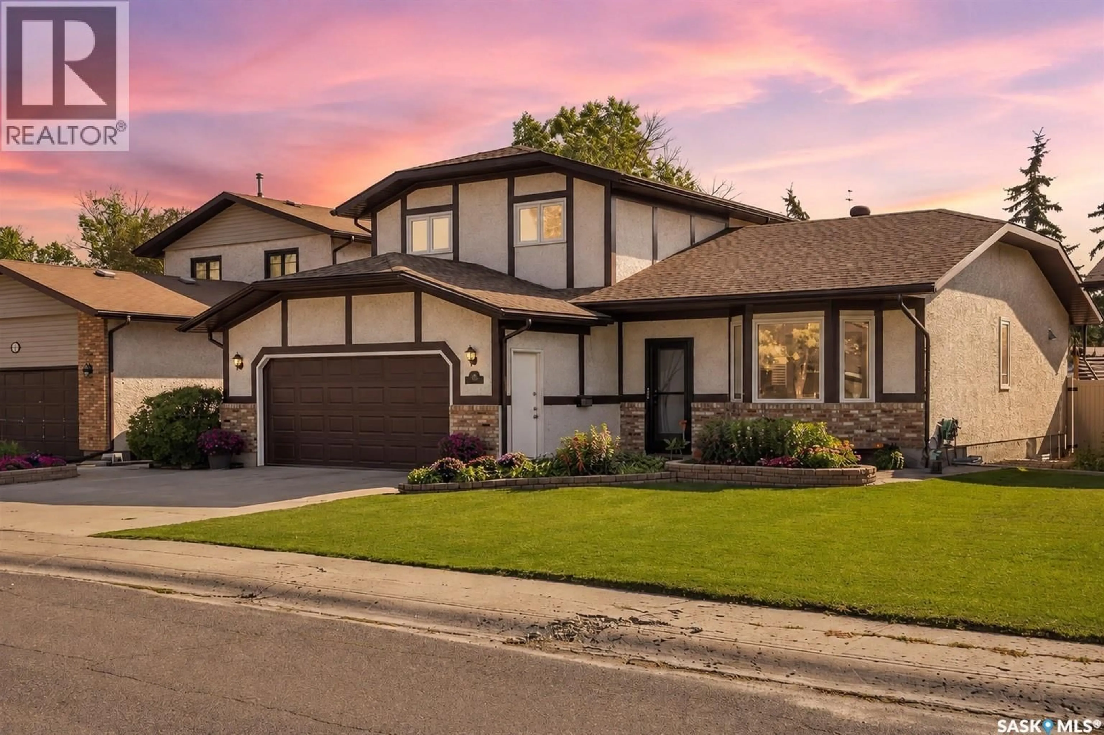 Home with vinyl exterior material, street for 3042 ZARAN CRESCENT, Regina Saskatchewan S4V1Y4