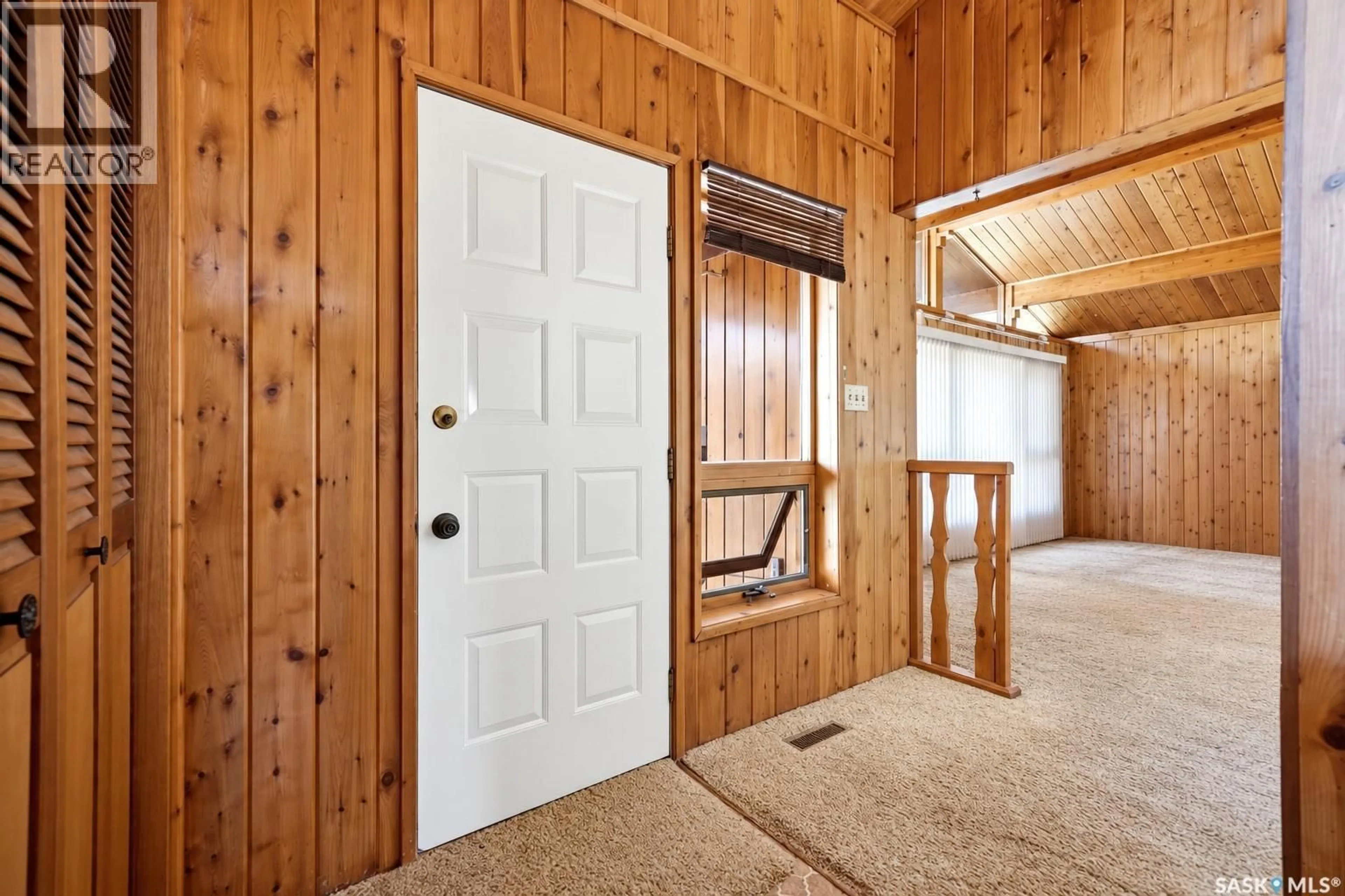 Indoor foyer for 45 MILLER CRESCENT, Lumsden Saskatchewan S0G3C0
