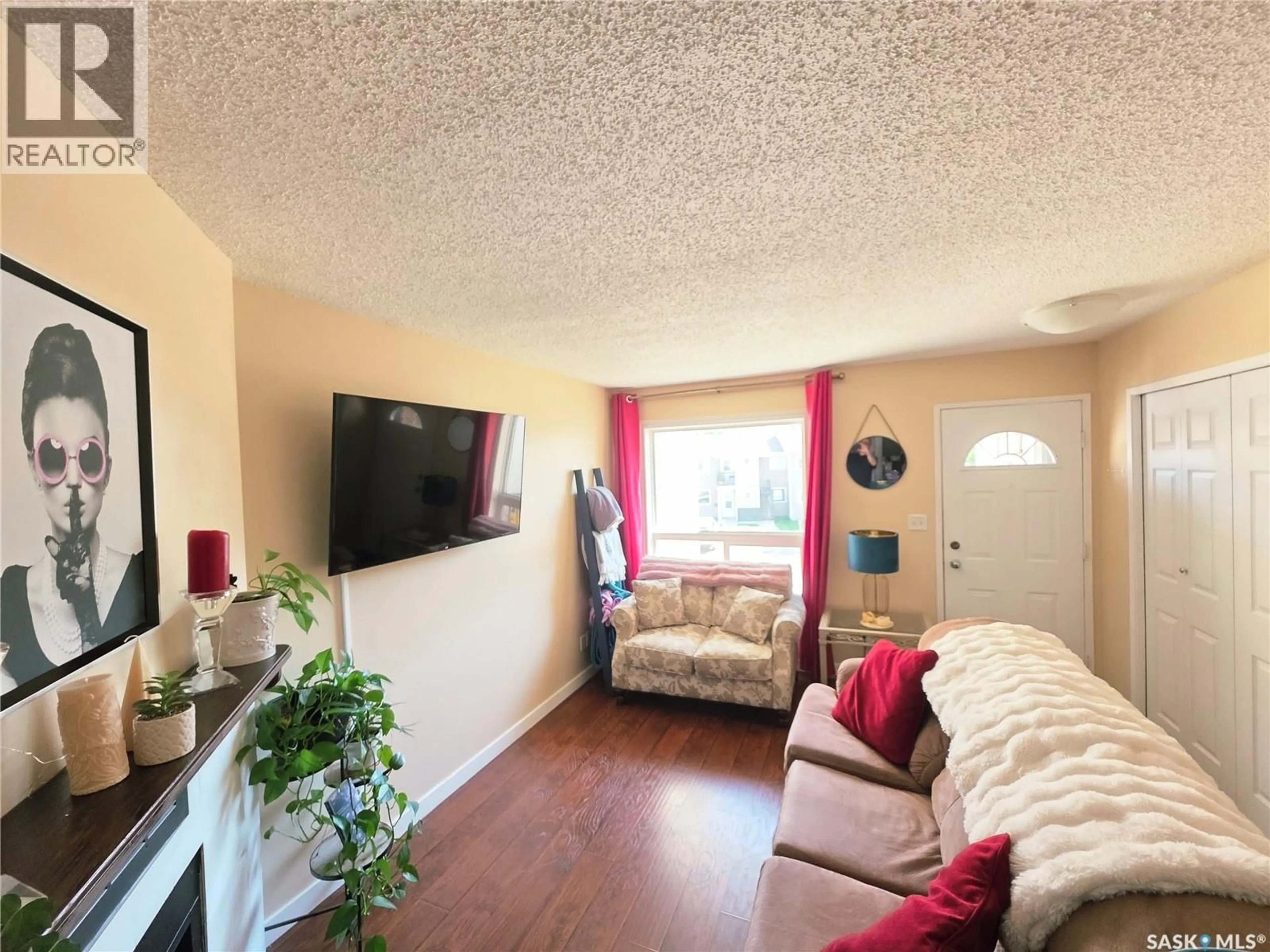 Living room with furniture, wood/laminate floor for 138 CEDAR MEADOW DRIVE, Regina Saskatchewan S4X3J6