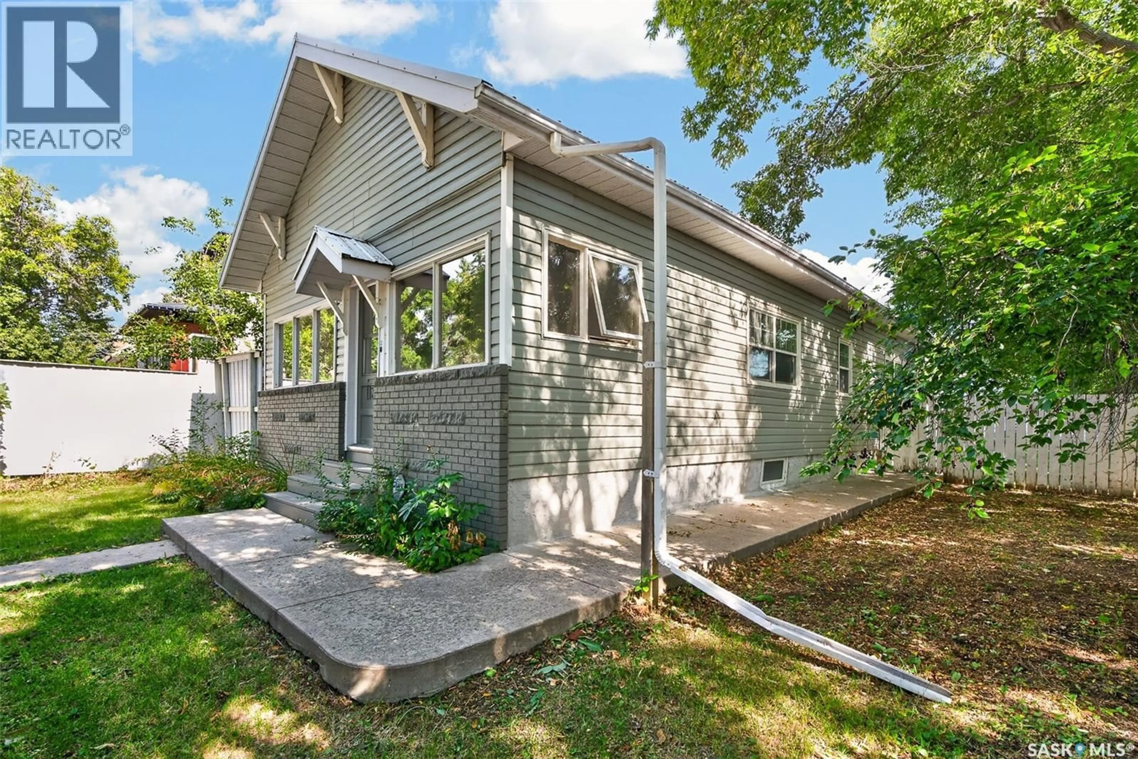 Home with vinyl exterior material, street for 1133 CHESTNUT AVENUE, Moose Jaw Saskatchewan S6H1A9