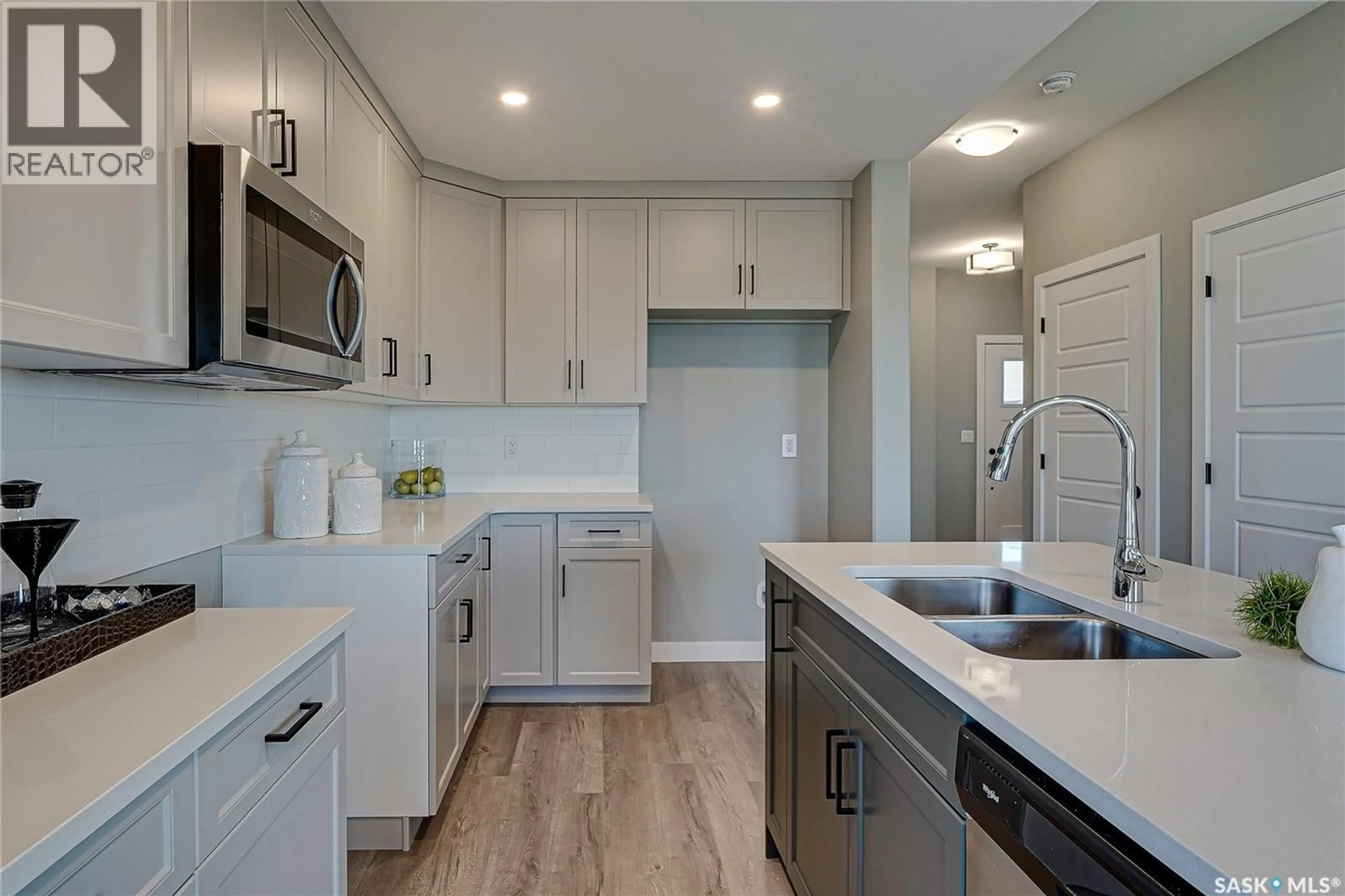Open concept kitchen, ceramic/tile floor for 218 TRAEGER COMMON, Saskatoon Saskatchewan S7V1Z6