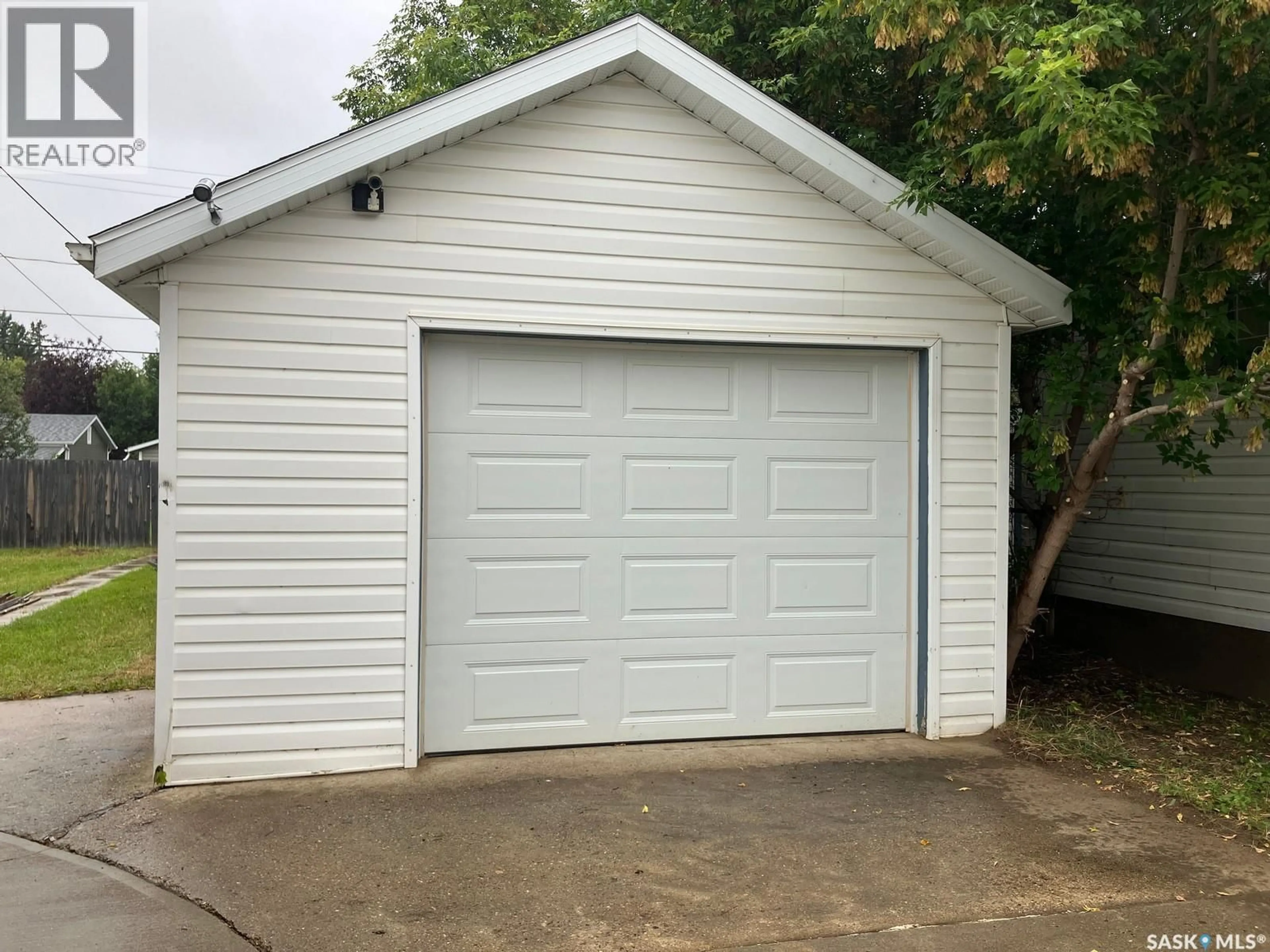 Indoor garage for 707 10TH AVENUE, Nipawin Saskatchewan S0E1E0