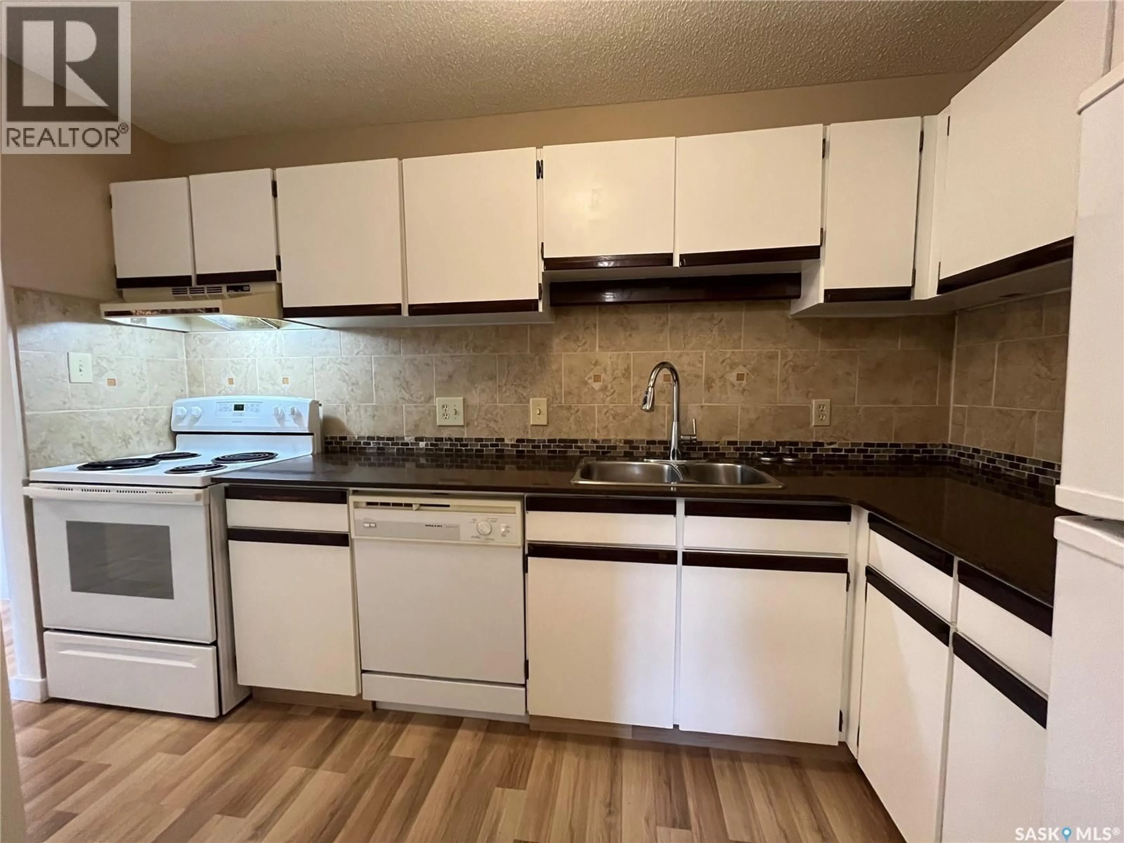 Standard kitchen, unknown for 285 - 301 KINGSMERE BOULEVARD, Saskatoon Saskatchewan S7J4J6