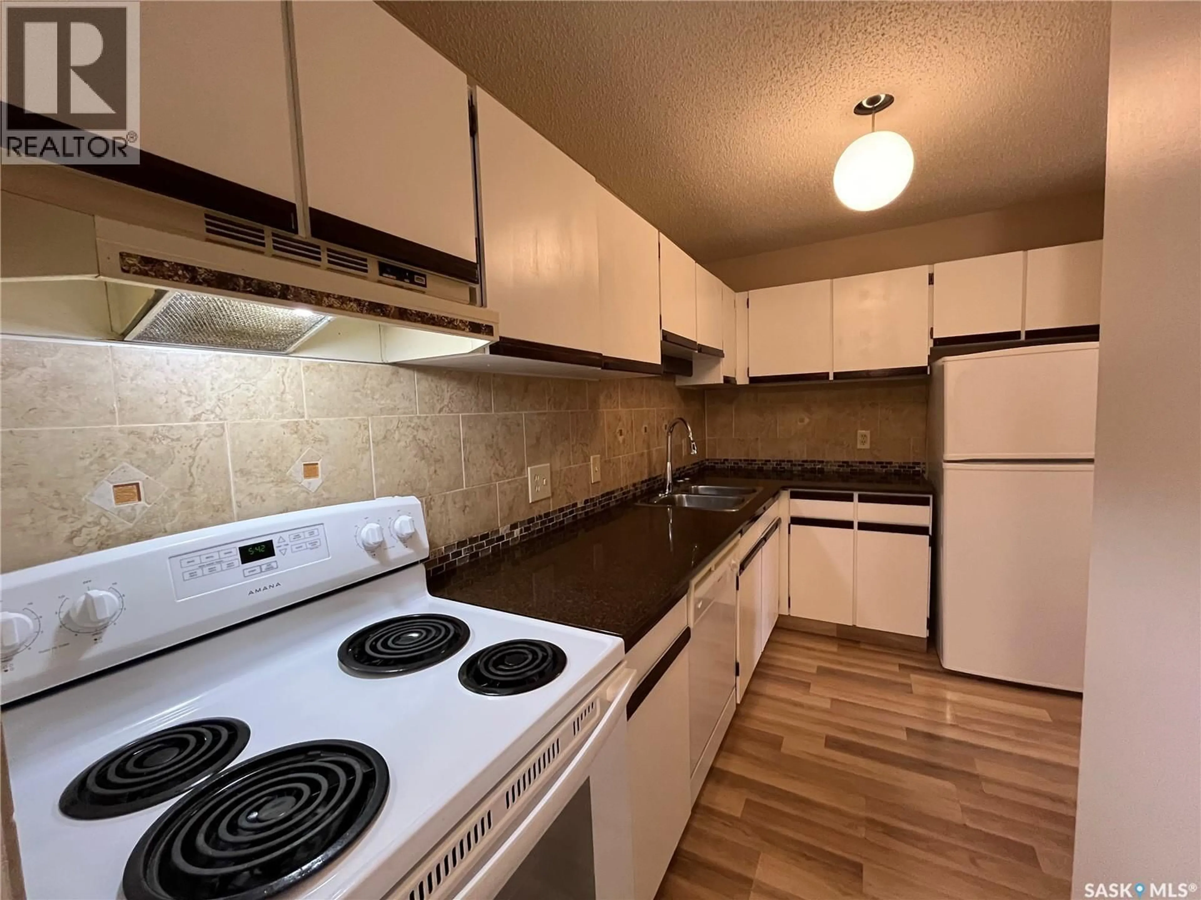 Standard kitchen, unknown for 285 - 301 KINGSMERE BOULEVARD, Saskatoon Saskatchewan S7J4J6