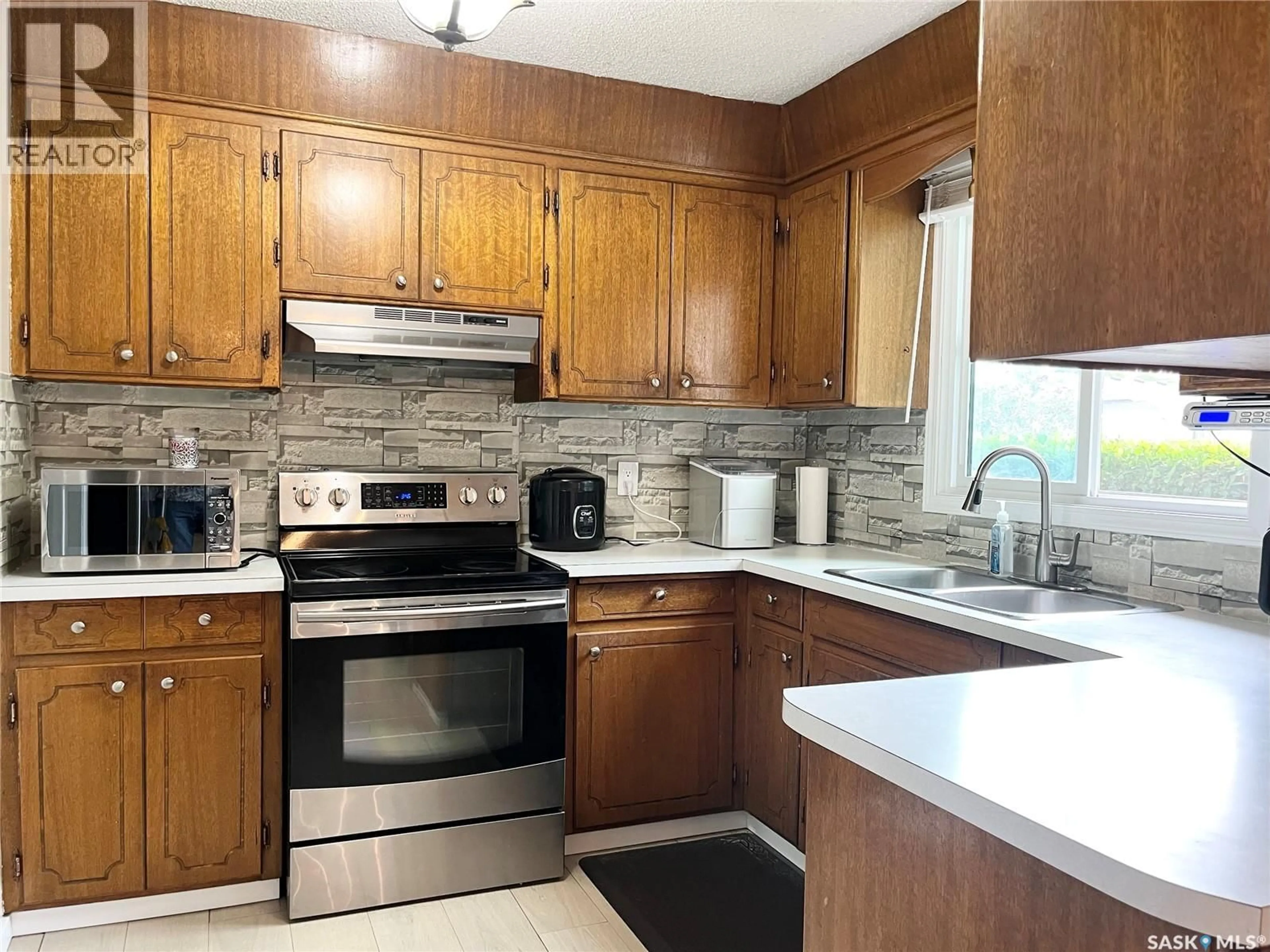 Standard kitchen, unknown for 10 MACKIE CRESCENT, Saskatoon Saskatchewan S7L3V3