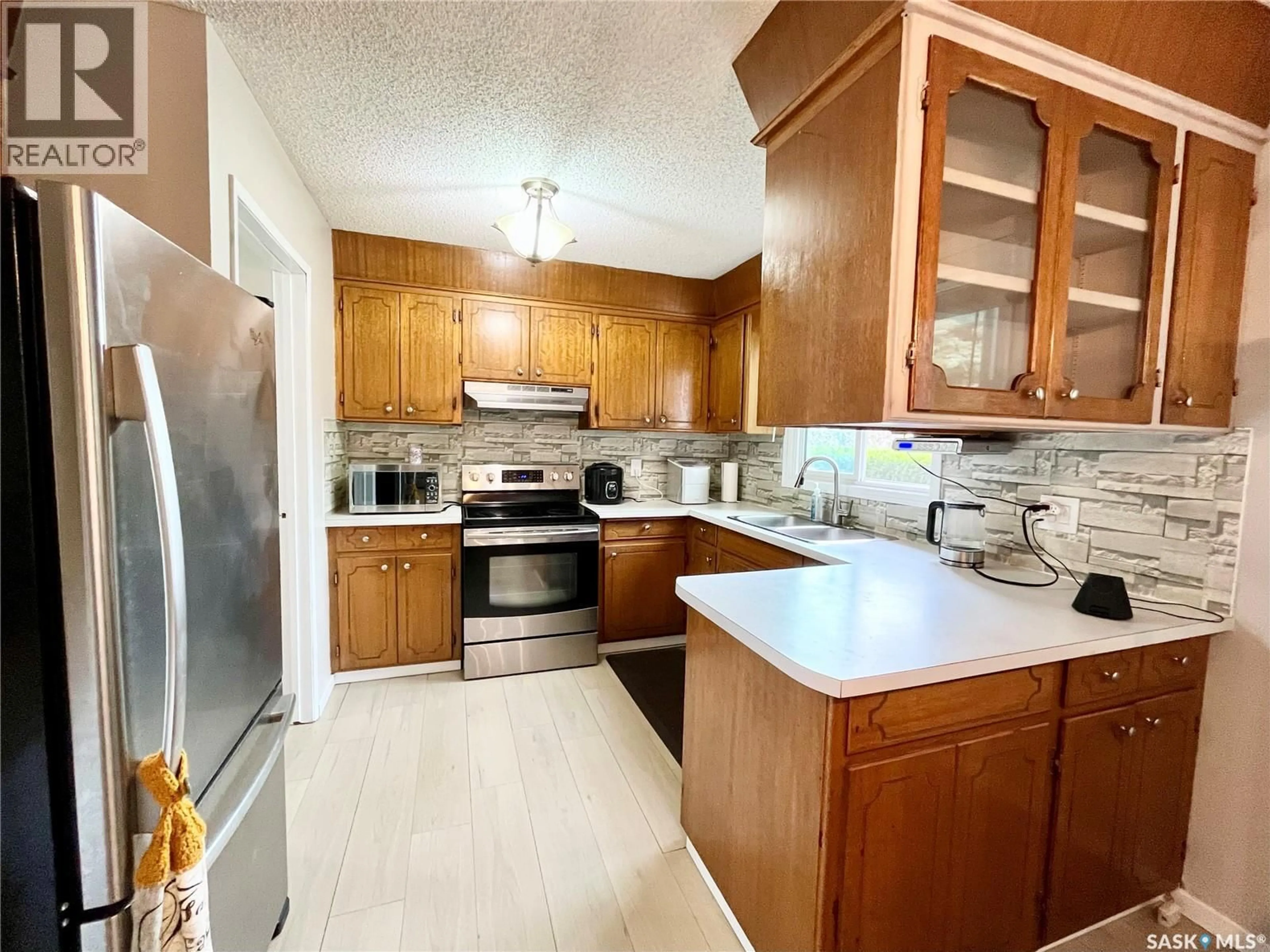 Standard kitchen, unknown for 10 MACKIE CRESCENT, Saskatoon Saskatchewan S7L3V3