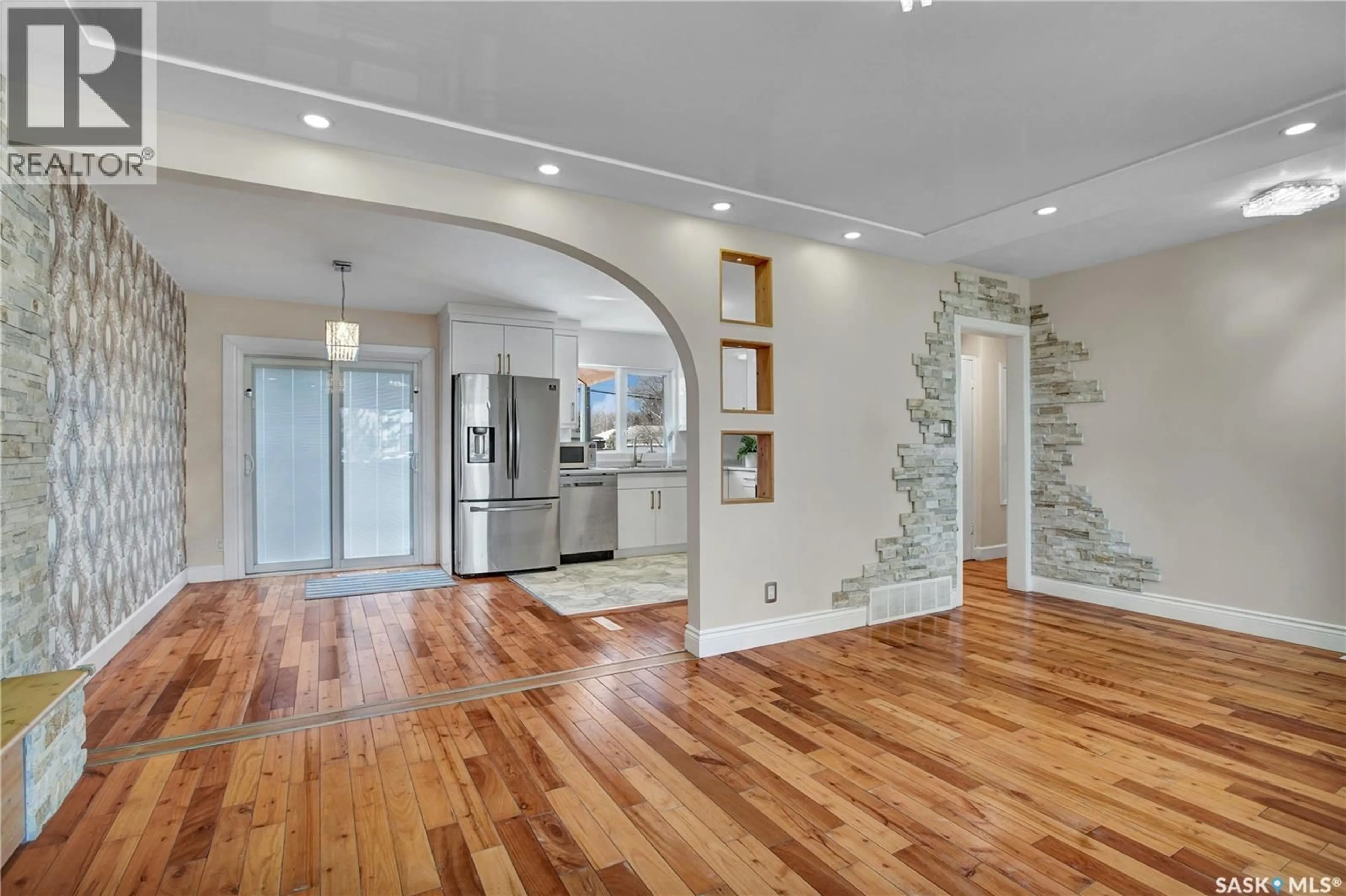 Indoor entryway for 2406 PRESTON AVENUE, Saskatoon Saskatchewan S7J2G4