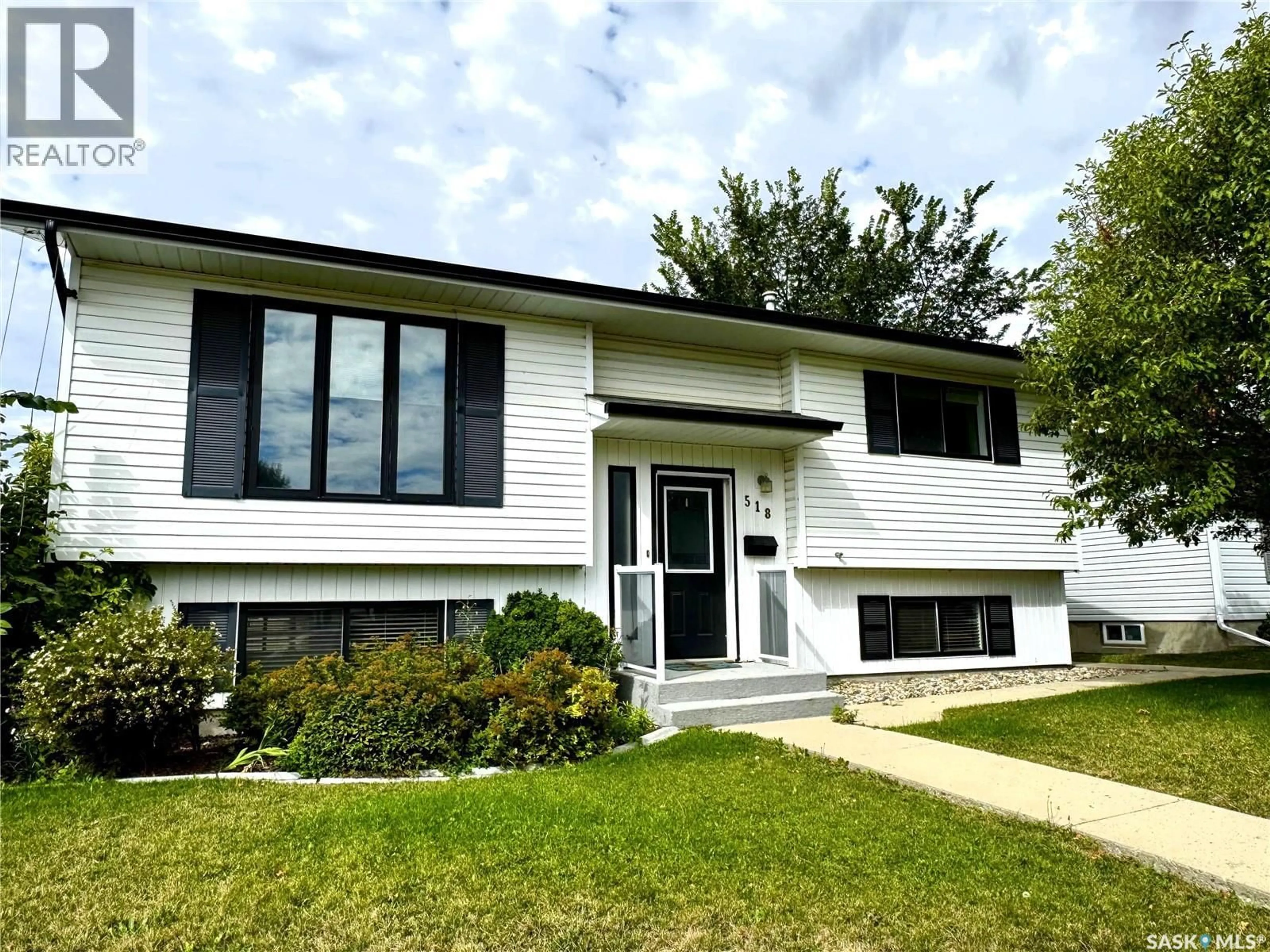 Home with vinyl exterior material, street for 518 6TH AVENUE, Swift Current Saskatchewan S9H0Y6