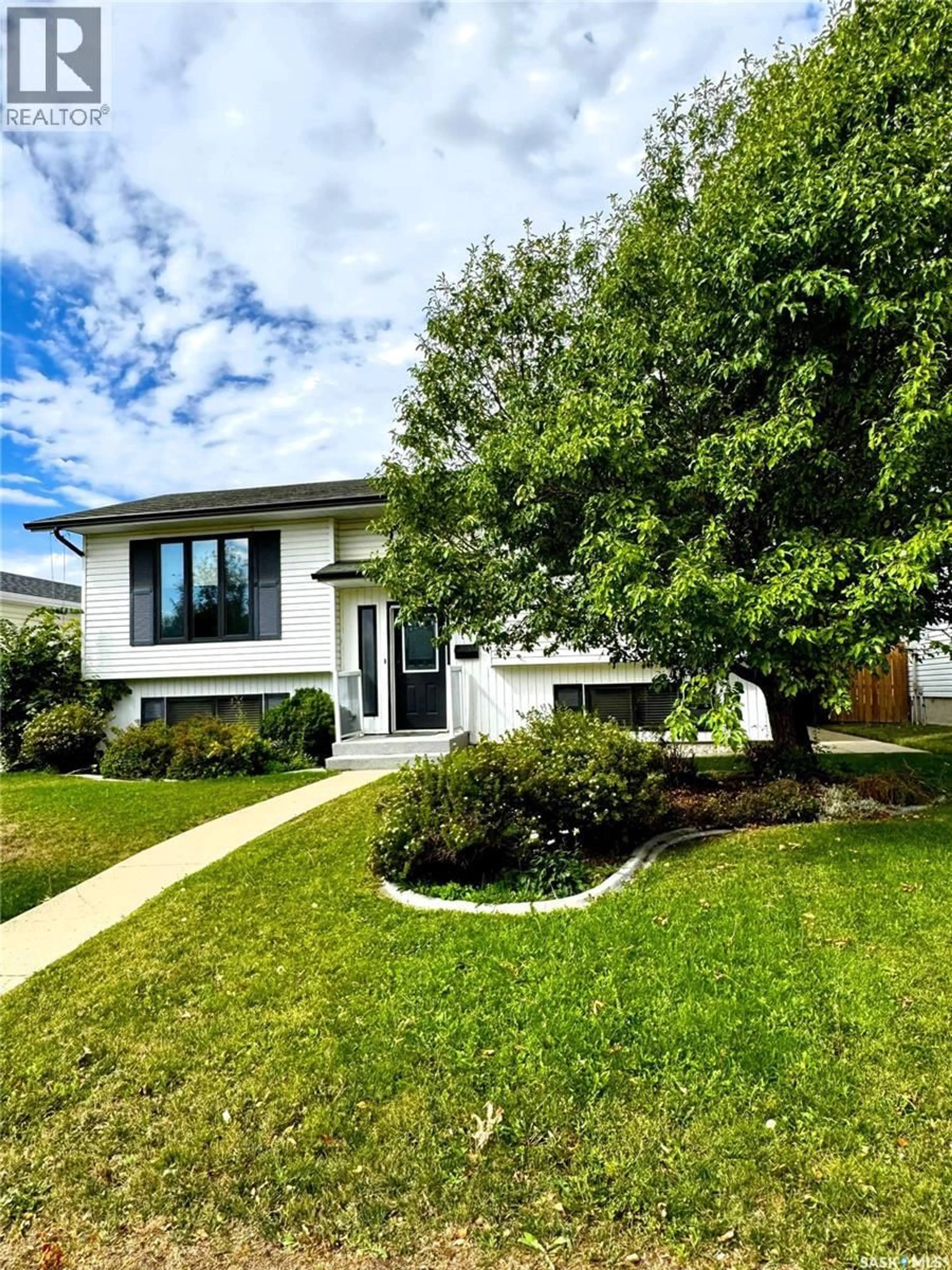 Home with vinyl exterior material, street for 518 6TH AVENUE, Swift Current Saskatchewan S9H0Y6