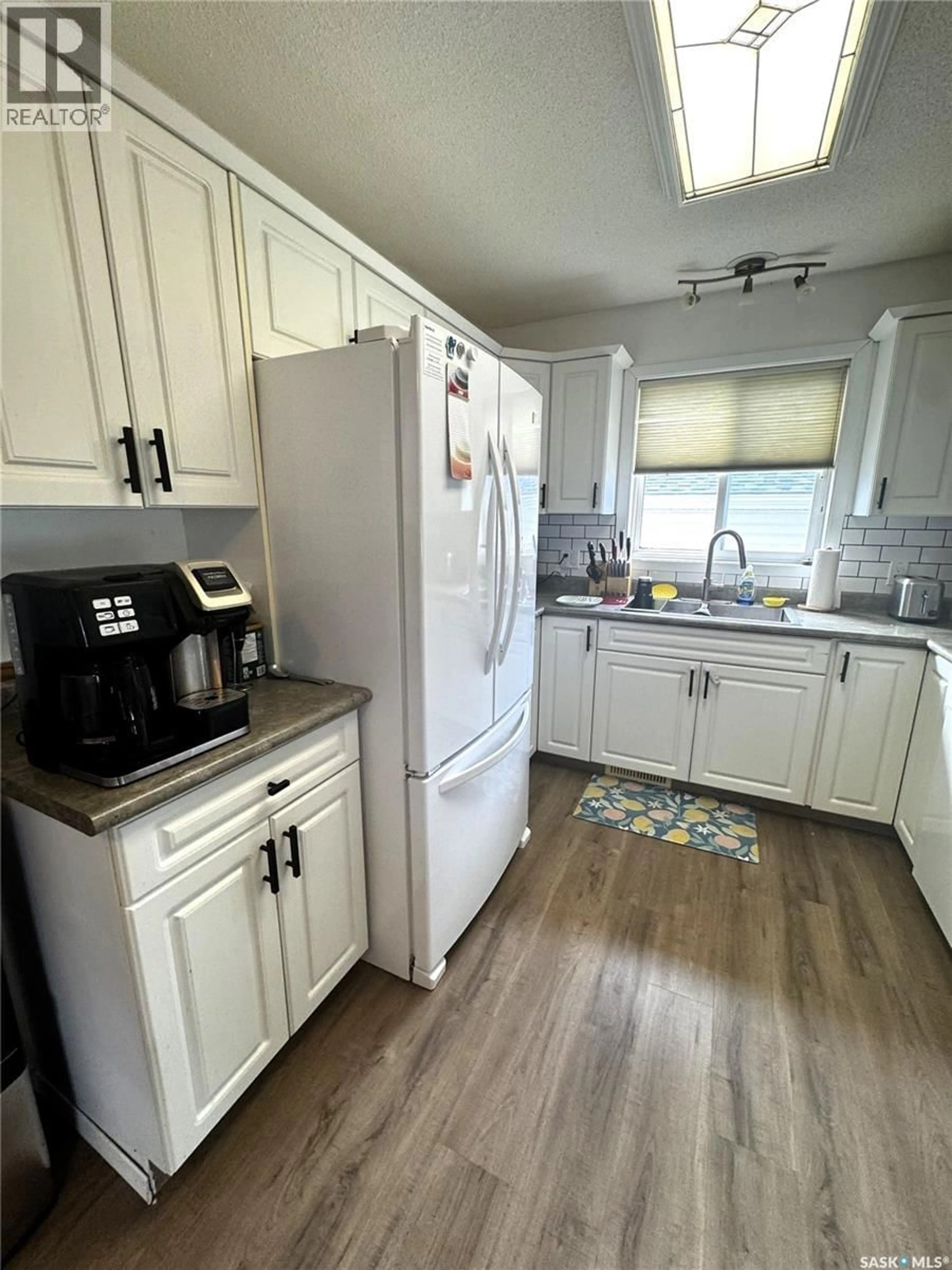 Standard kitchen, unknown for 518 6TH AVENUE, Swift Current Saskatchewan S9H0Y6