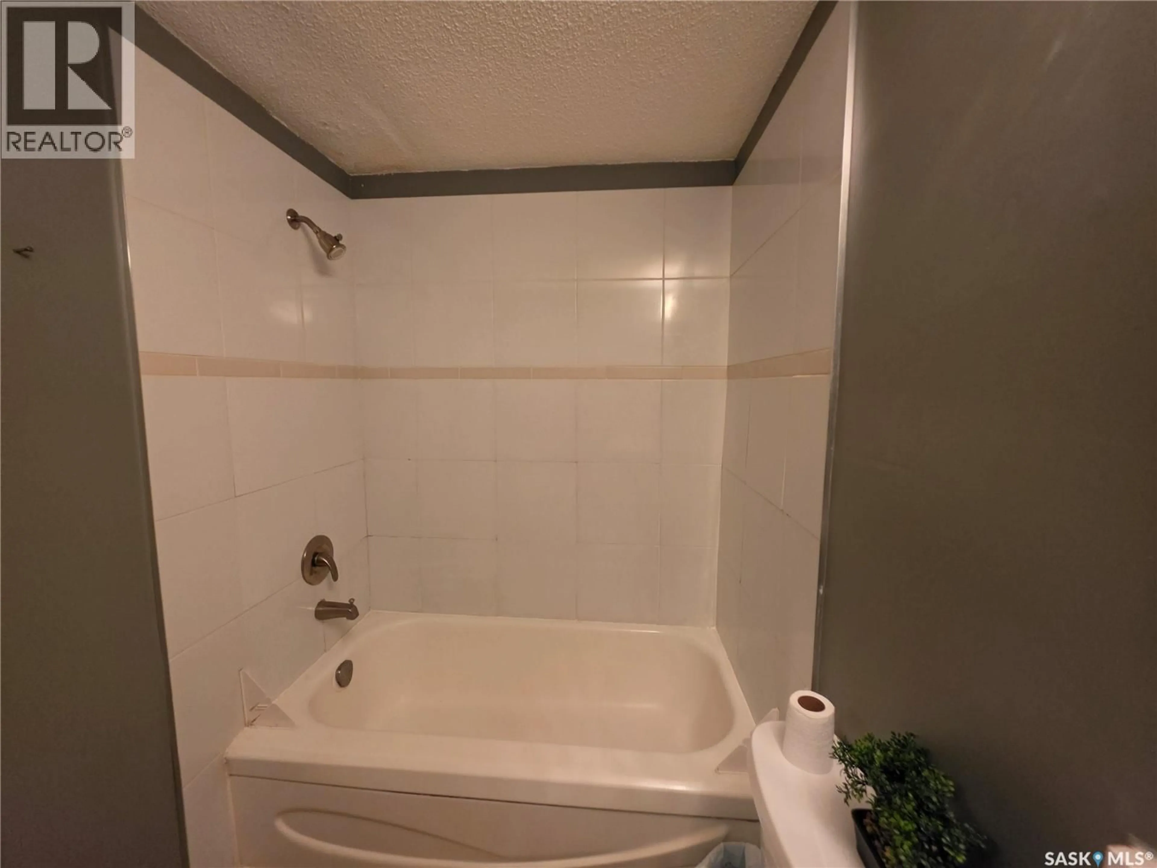 Standard bathroom, ceramic/tile floor for 5 SUMMERS PLACE, Saskatoon Saskatchewan S7H3W4