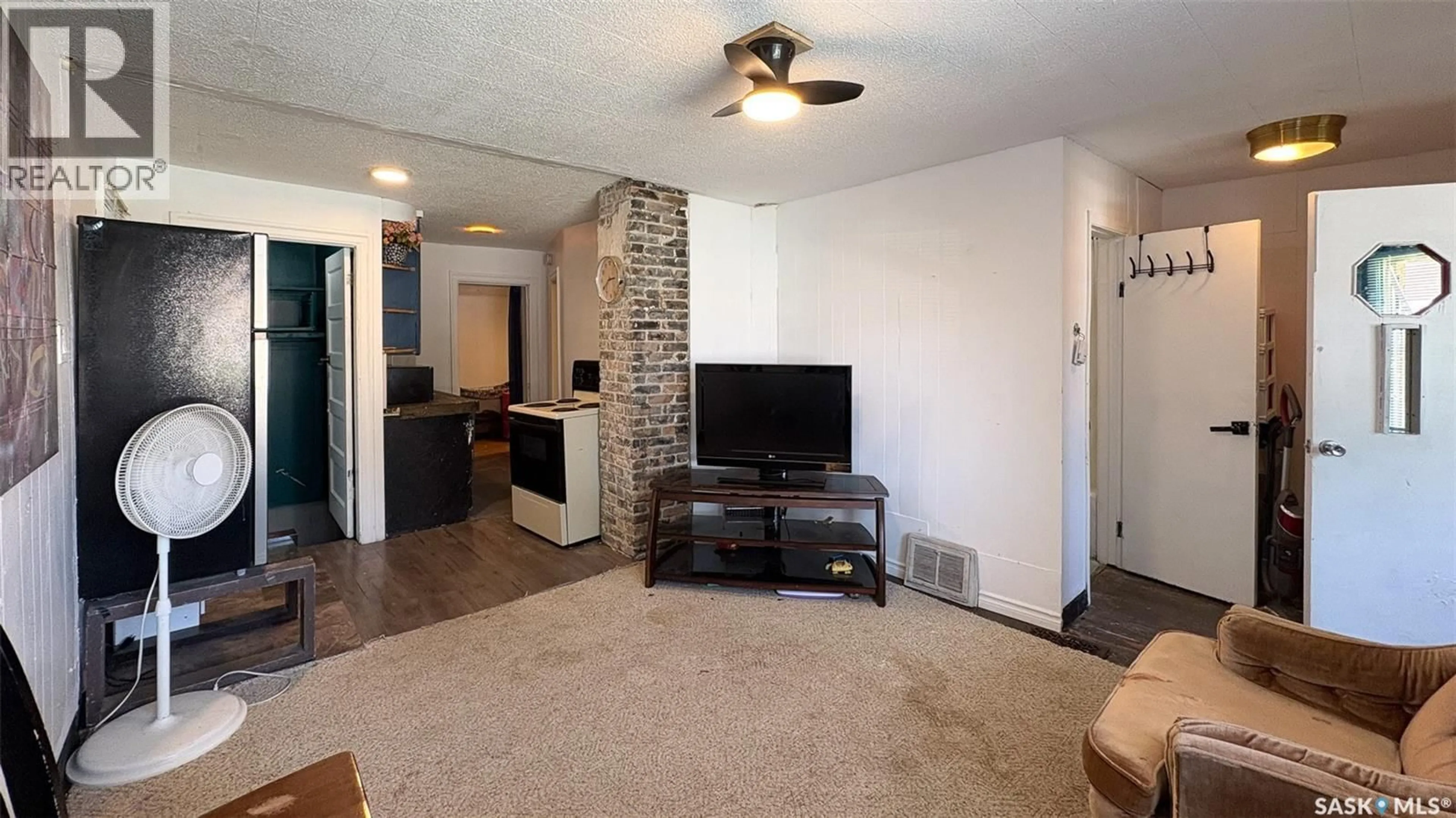 Living room with furniture, unknown for 2034 QUEBEC STREET, Regina Saskatchewan S4P1J9