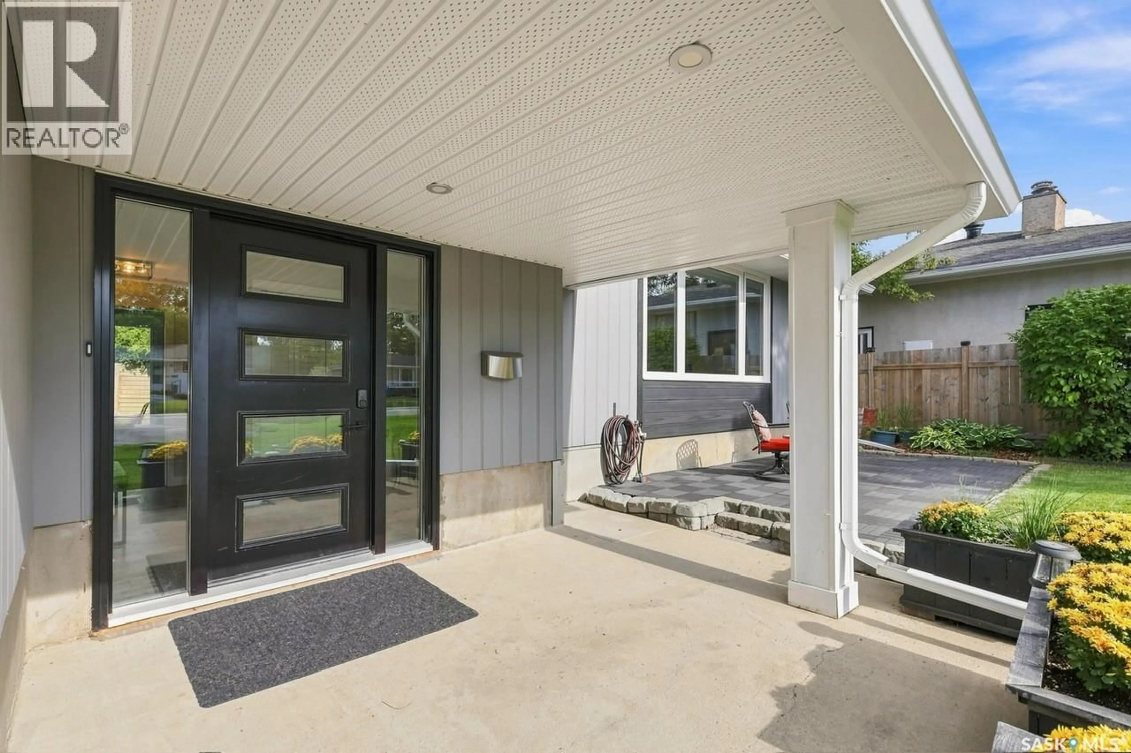 Indoor entryway for 102 MILLAR CRESCENT, Regina Saskatchewan S4S1N4