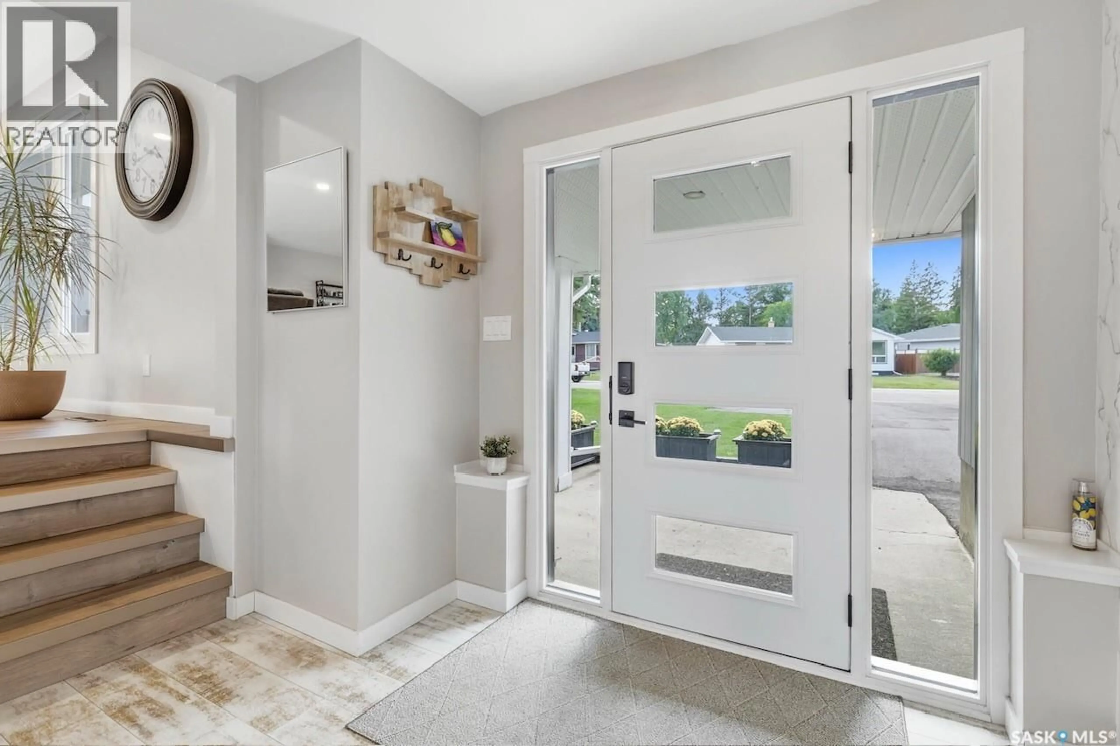Indoor entryway for 102 MILLAR CRESCENT, Regina Saskatchewan S4S1N4
