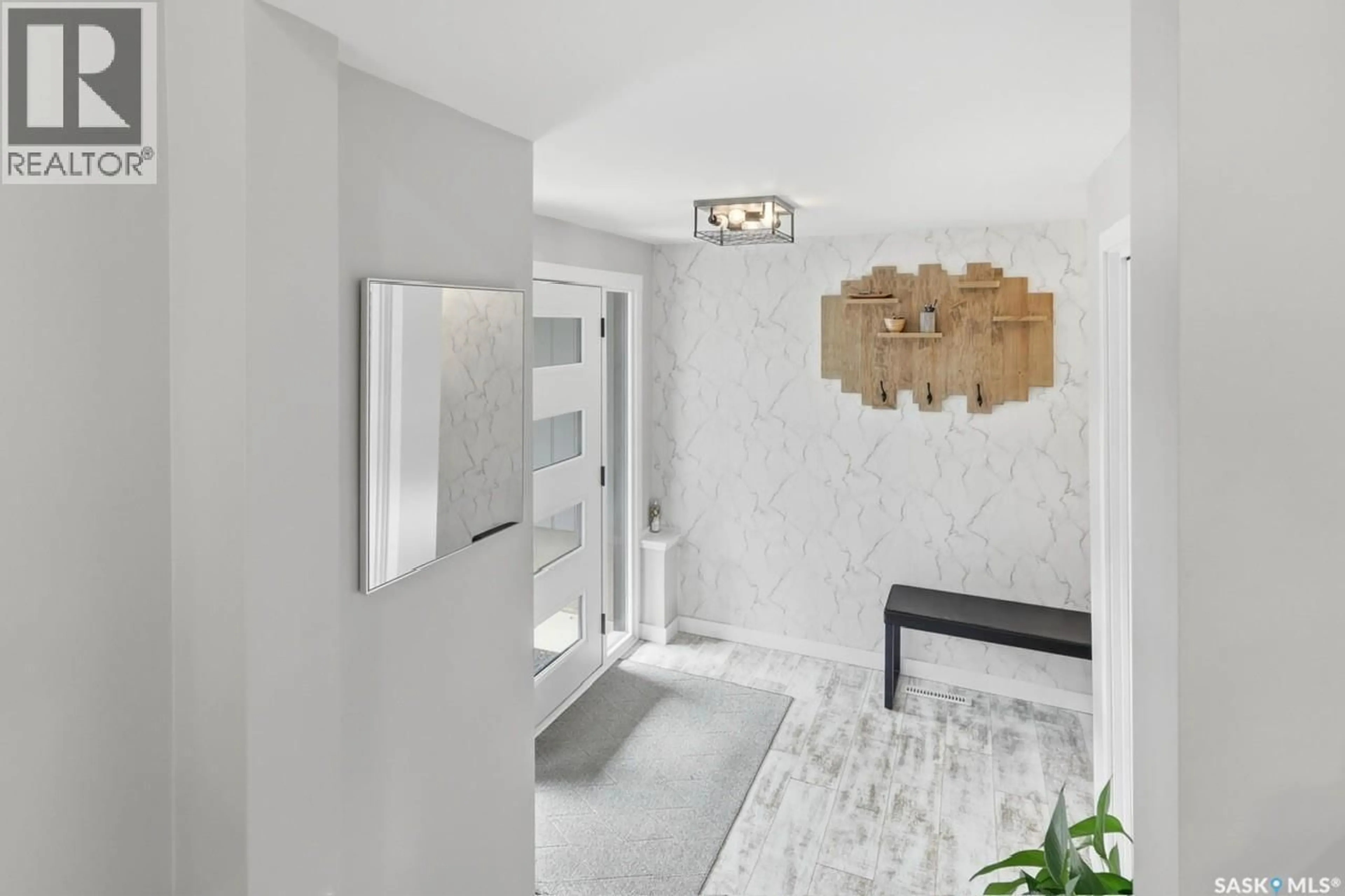 Indoor entryway for 102 MILLAR CRESCENT, Regina Saskatchewan S4S1N4