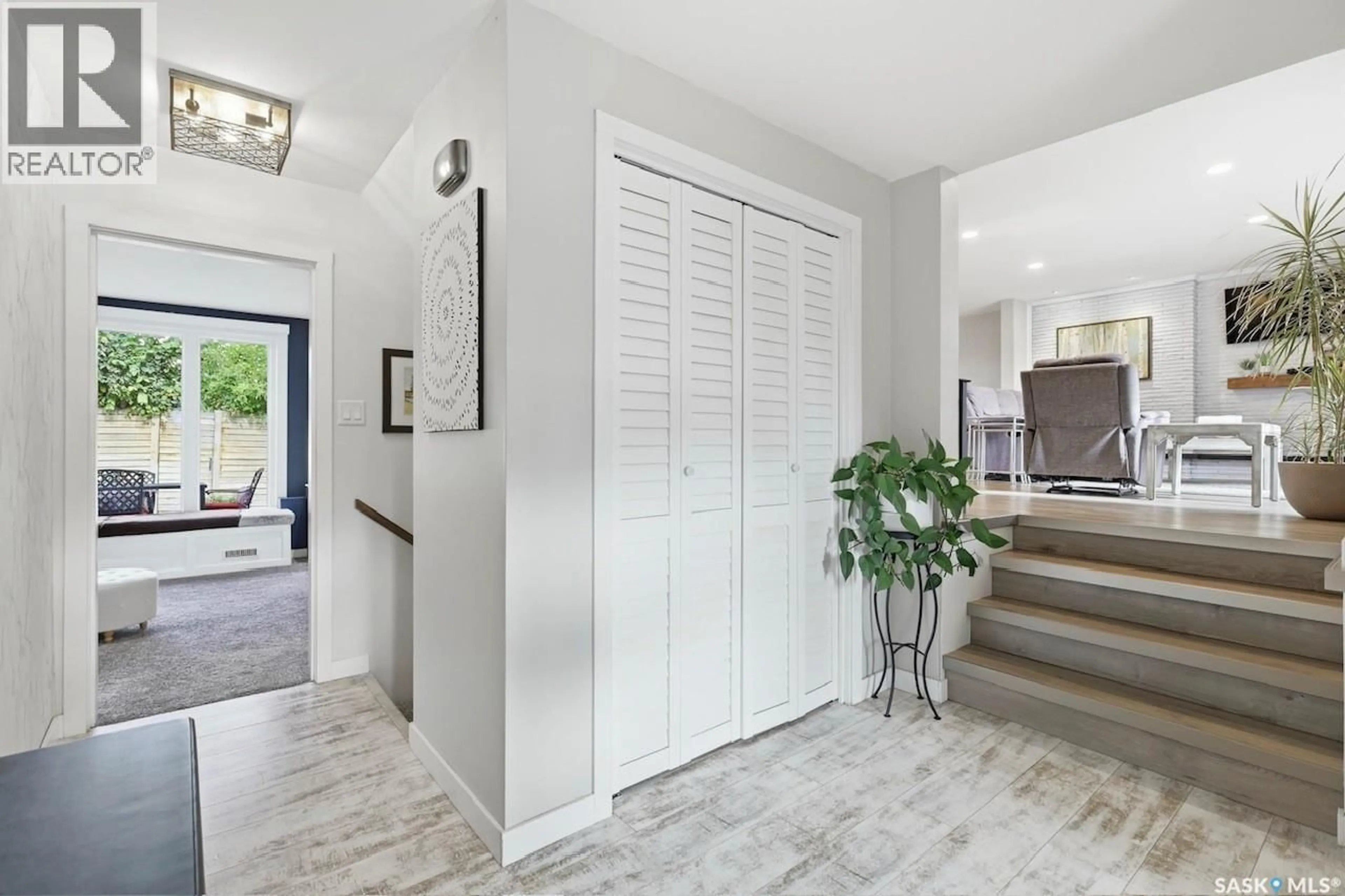 Indoor entryway for 102 MILLAR CRESCENT, Regina Saskatchewan S4S1N4