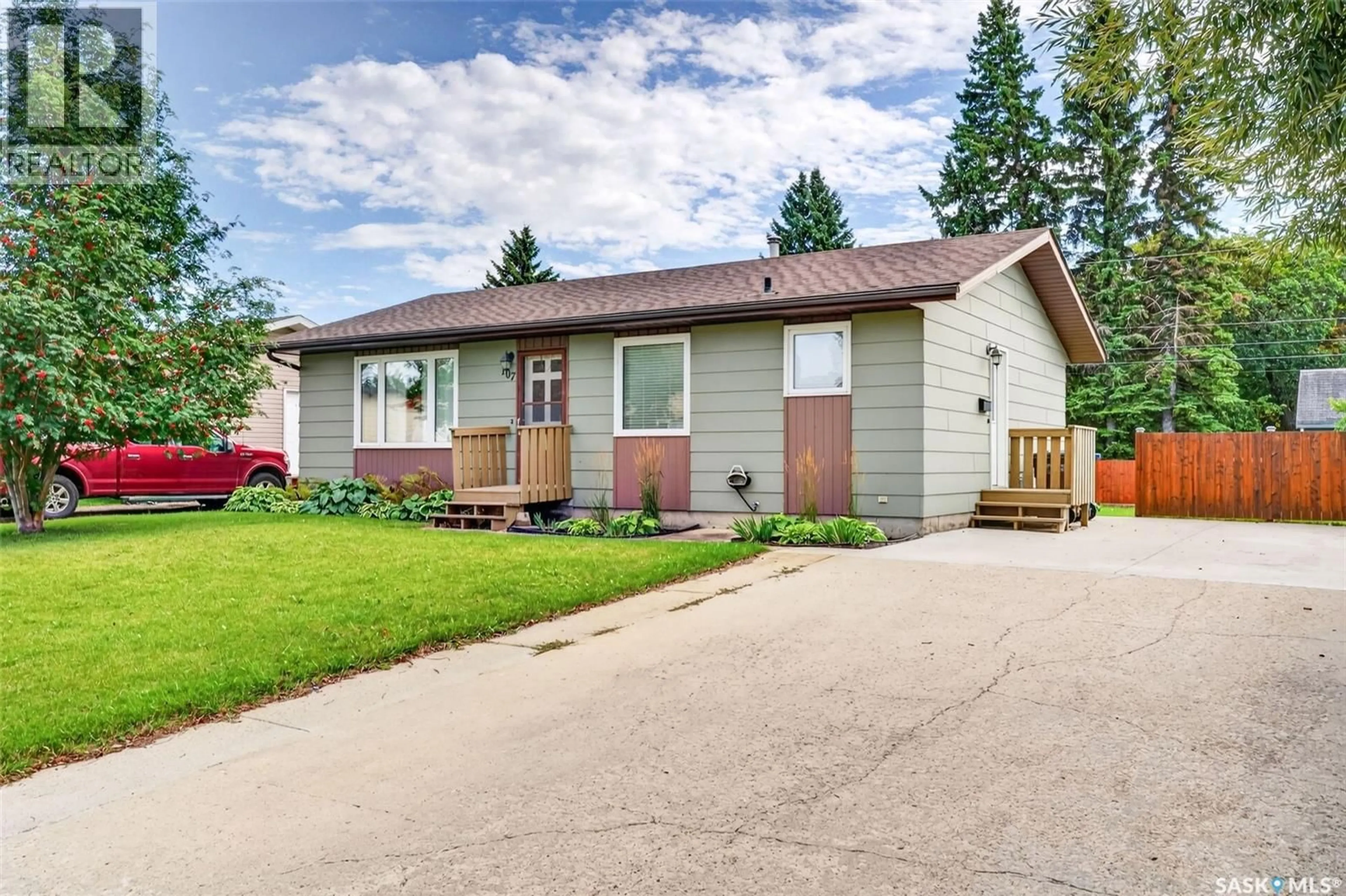 Home with vinyl exterior material, street for 107 ELIZABETH STREET, Melfort Saskatchewan S0E1A0