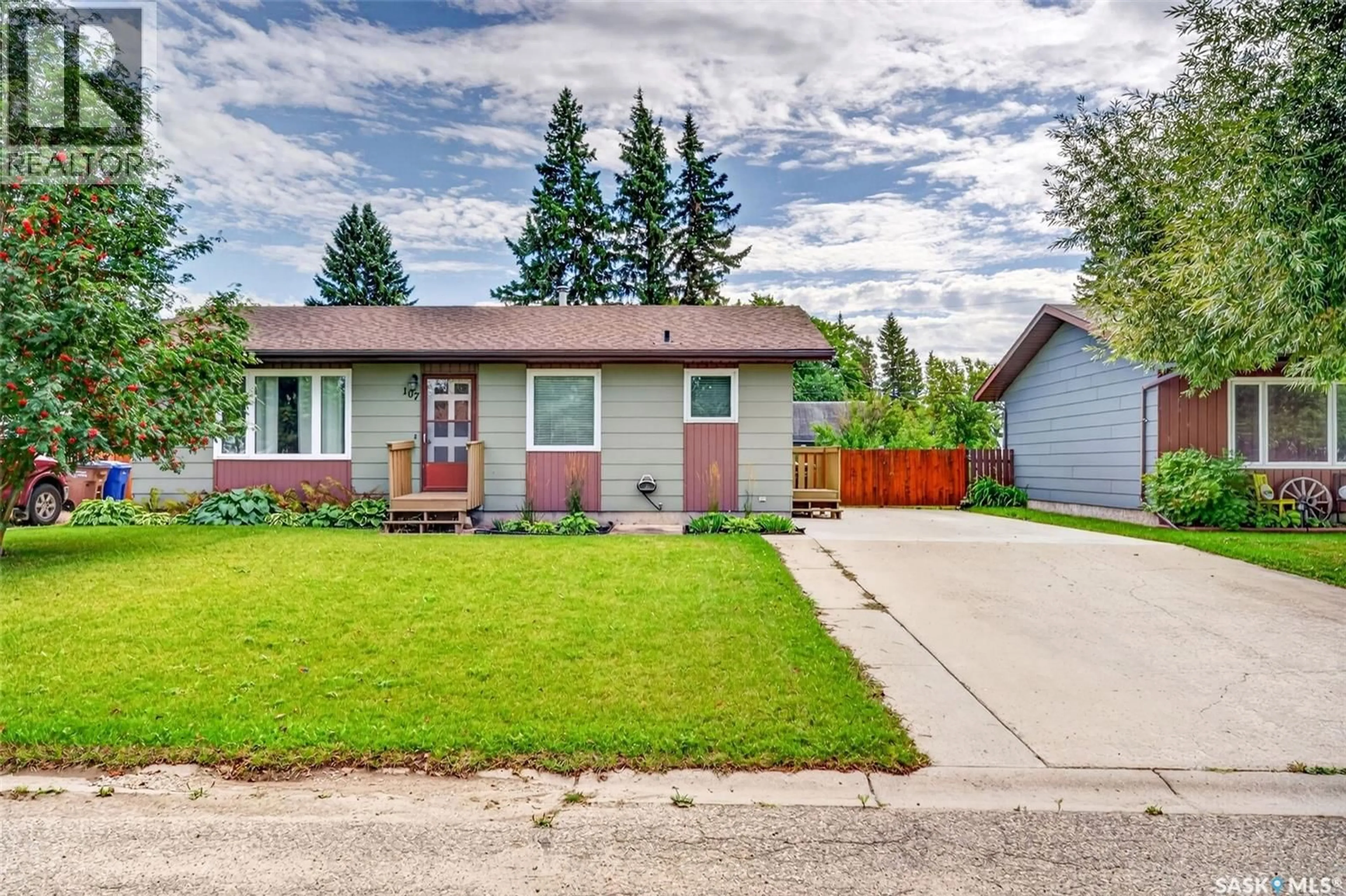 Home with vinyl exterior material, street for 107 ELIZABETH STREET, Melfort Saskatchewan S0E1A0
