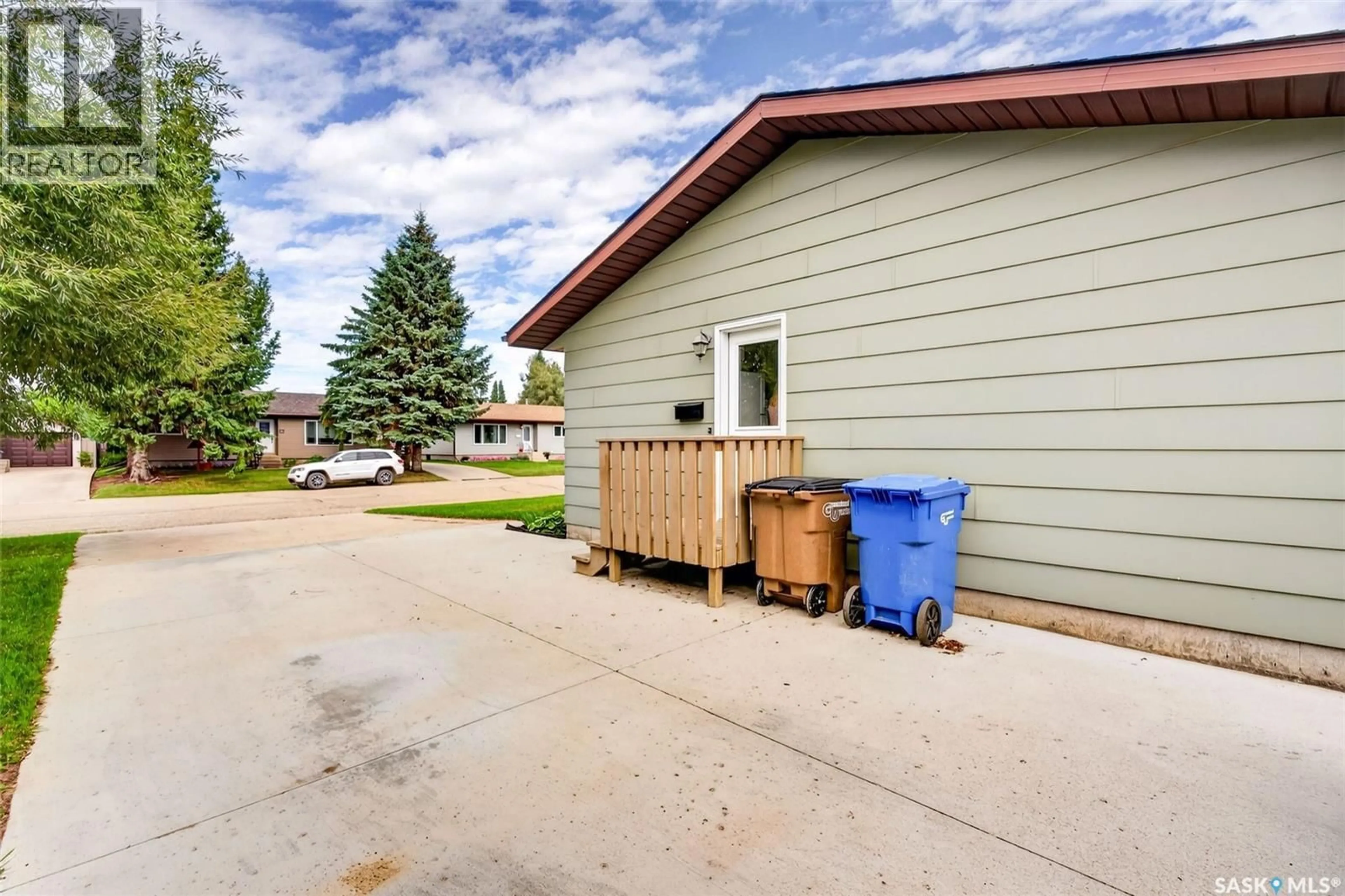 Patio, street for 107 ELIZABETH STREET, Melfort Saskatchewan S0E1A0
