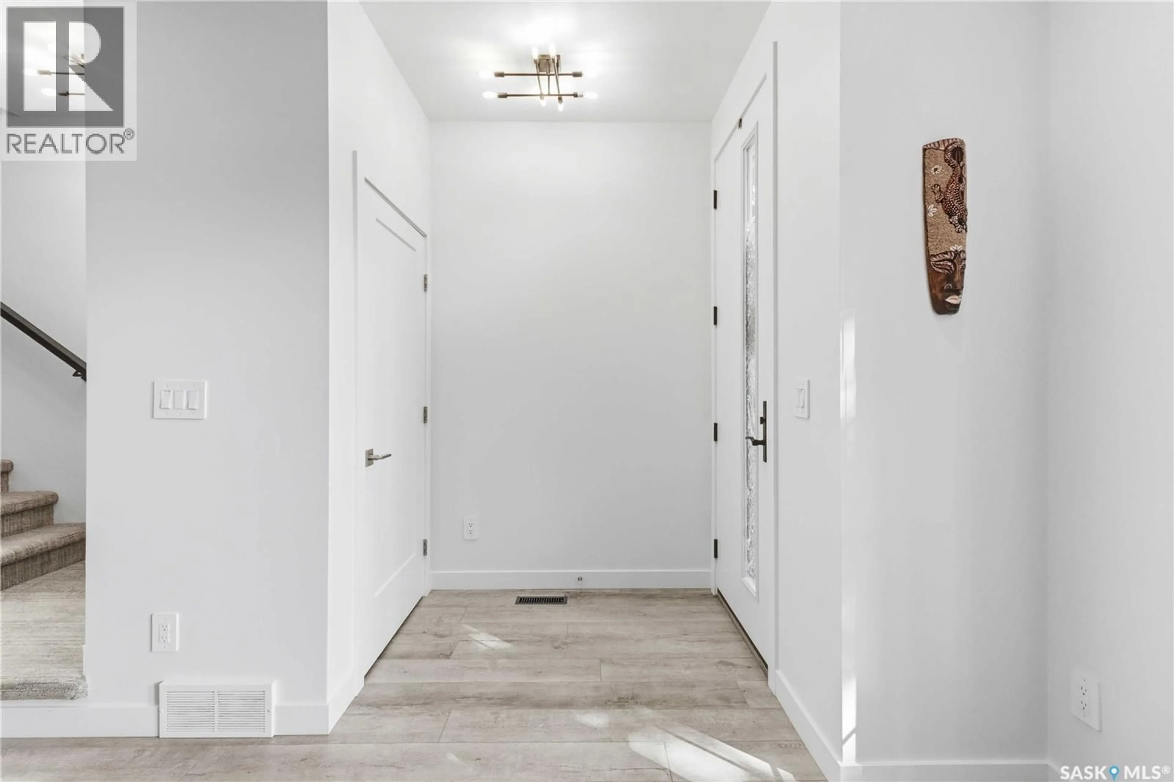Indoor entryway for 729 1ST STREET, Saskatoon Saskatchewan S7H1S9