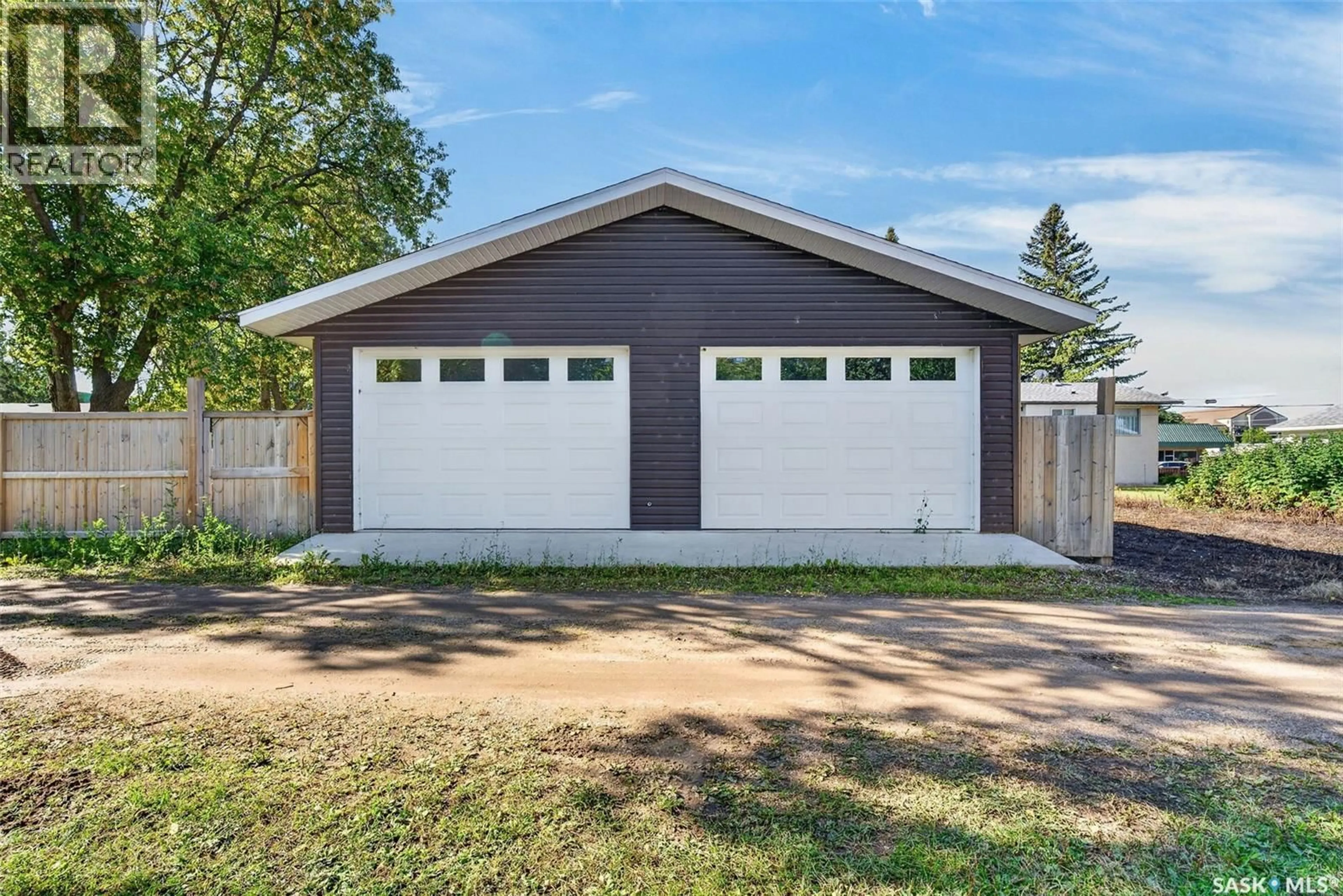 Indoor garage for 106 BEMISTER AVENUE, Melfort Saskatchewan S0E1A0
