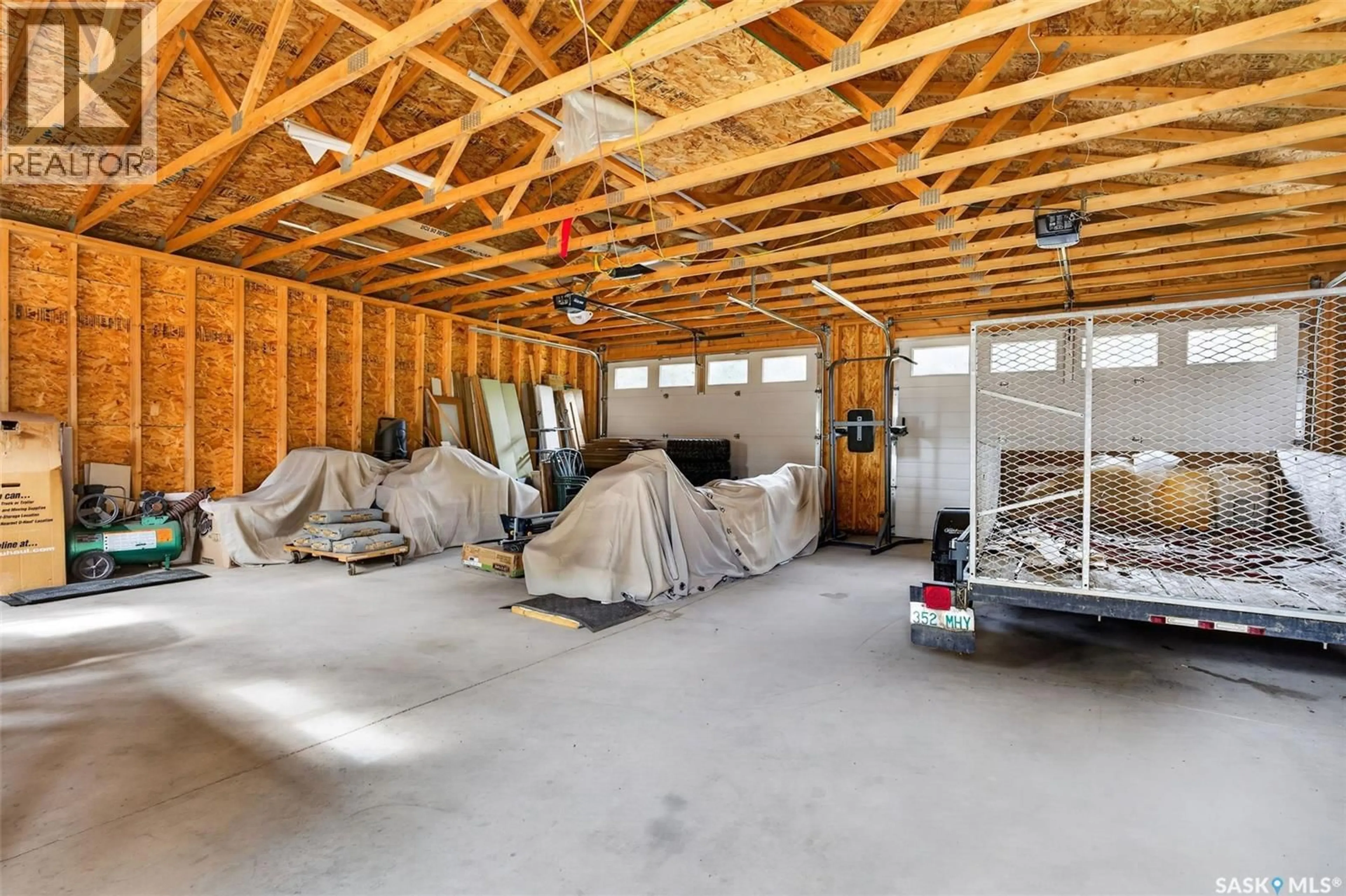 Indoor garage for 106 BEMISTER AVENUE, Melfort Saskatchewan S0E1A0