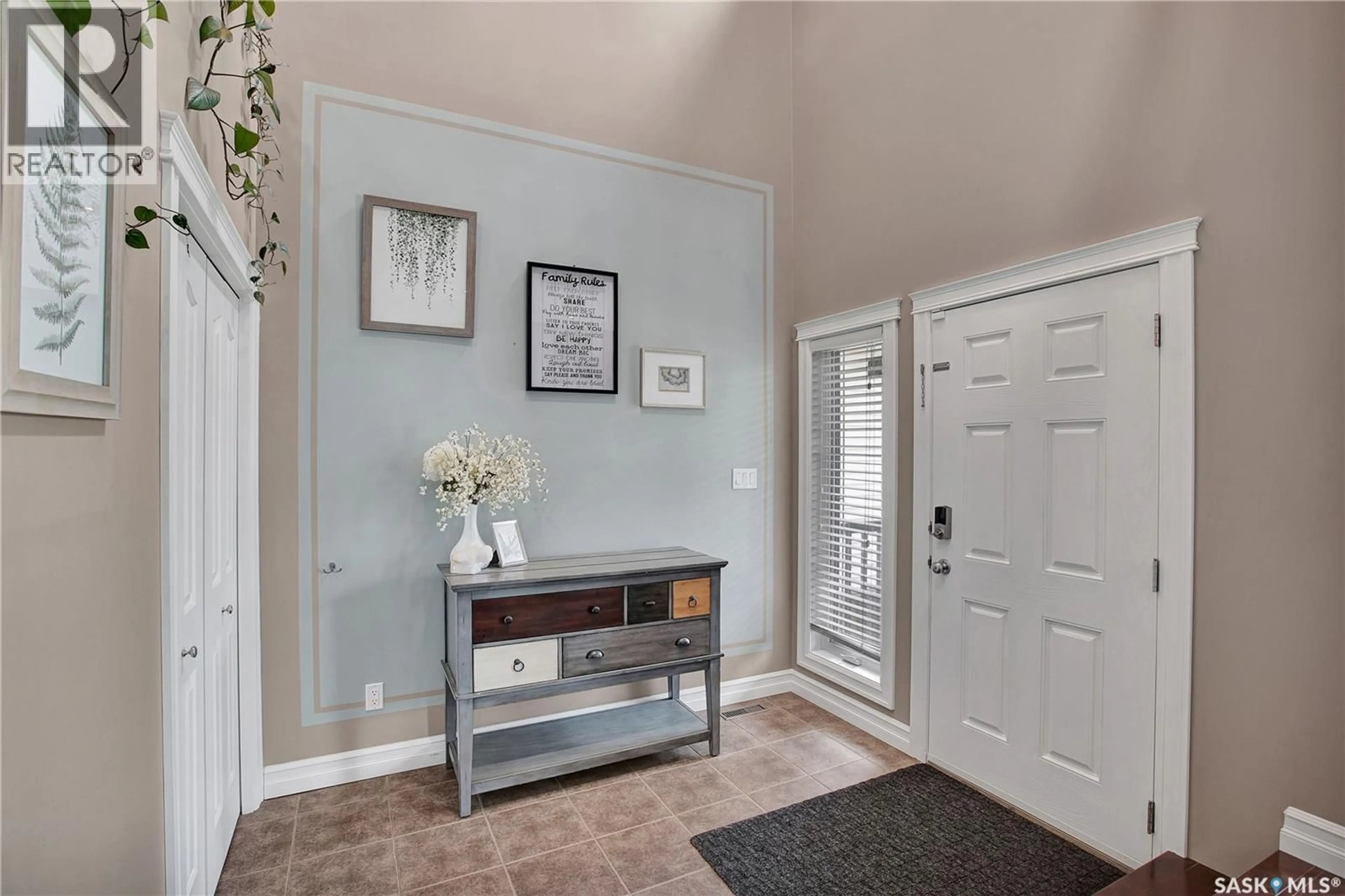 Indoor entryway for 1304 5TH AVENUE, Saskatoon Saskatchewan S7K2S2