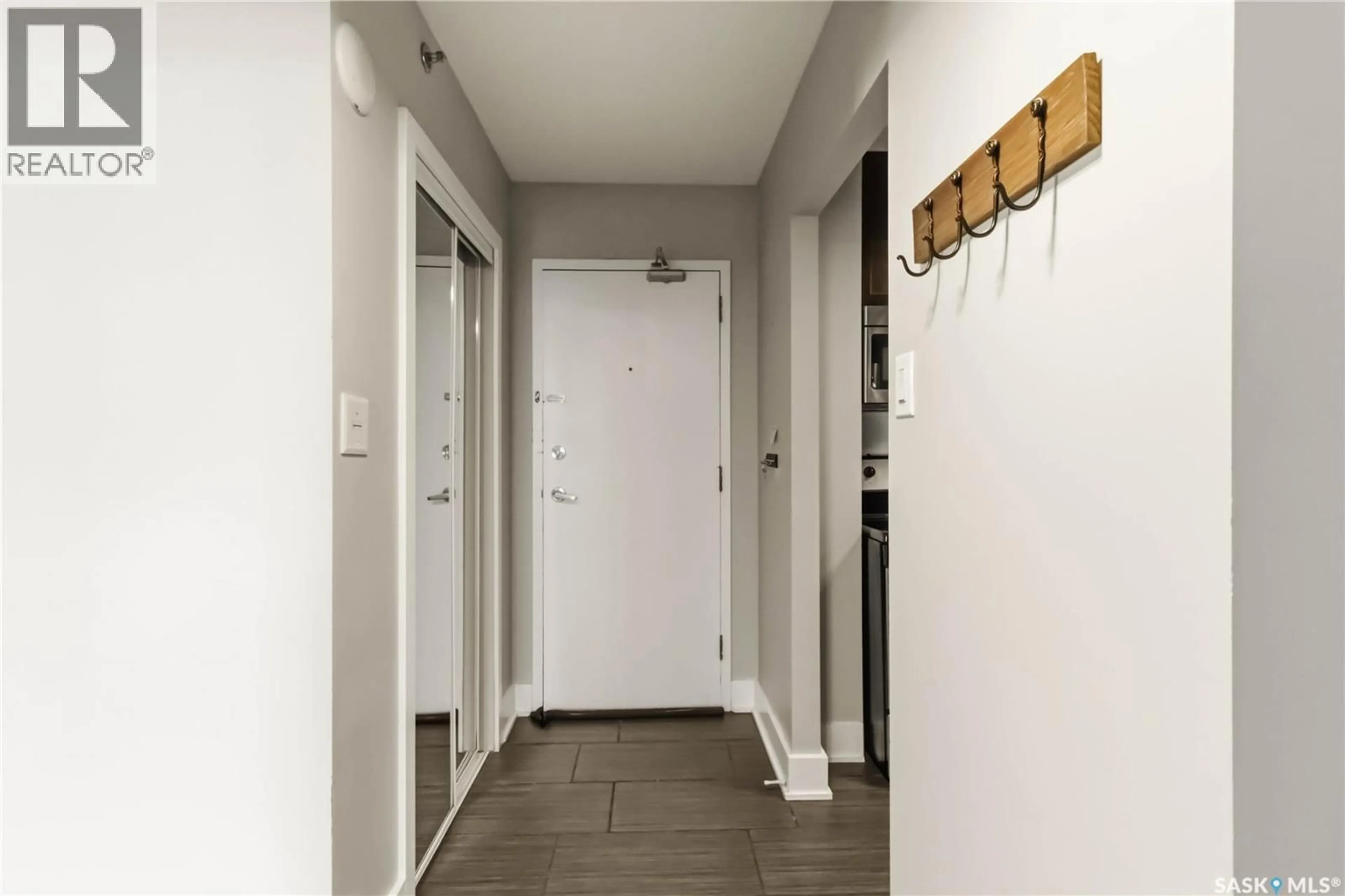 Indoor entryway for 320 - 1601 5TH AVENUE, Saskatoon Saskatchewan S7K2P5