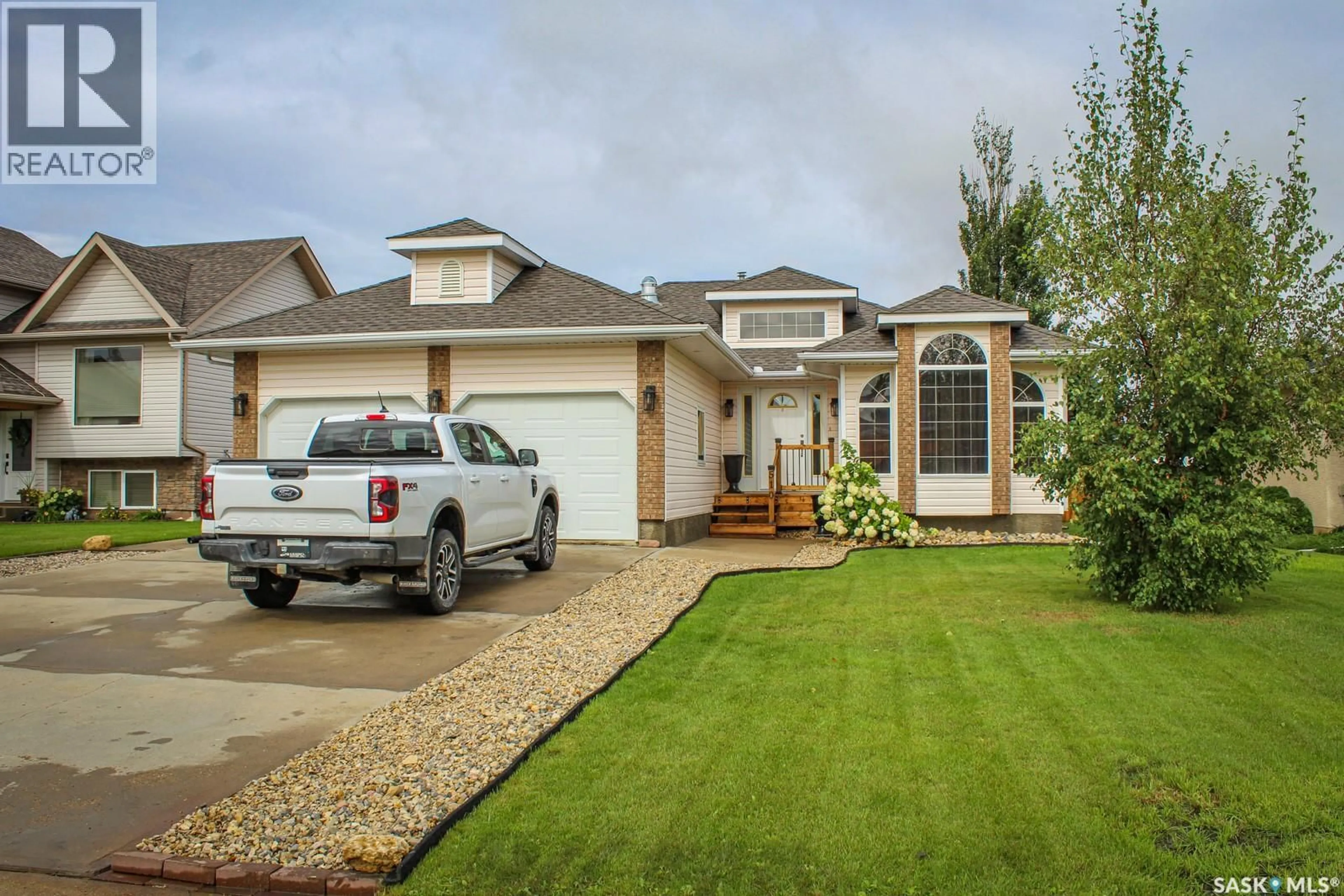Home with vinyl exterior material, street for E - 510 PARK AVENUE, Melfort Saskatchewan S0E1A0