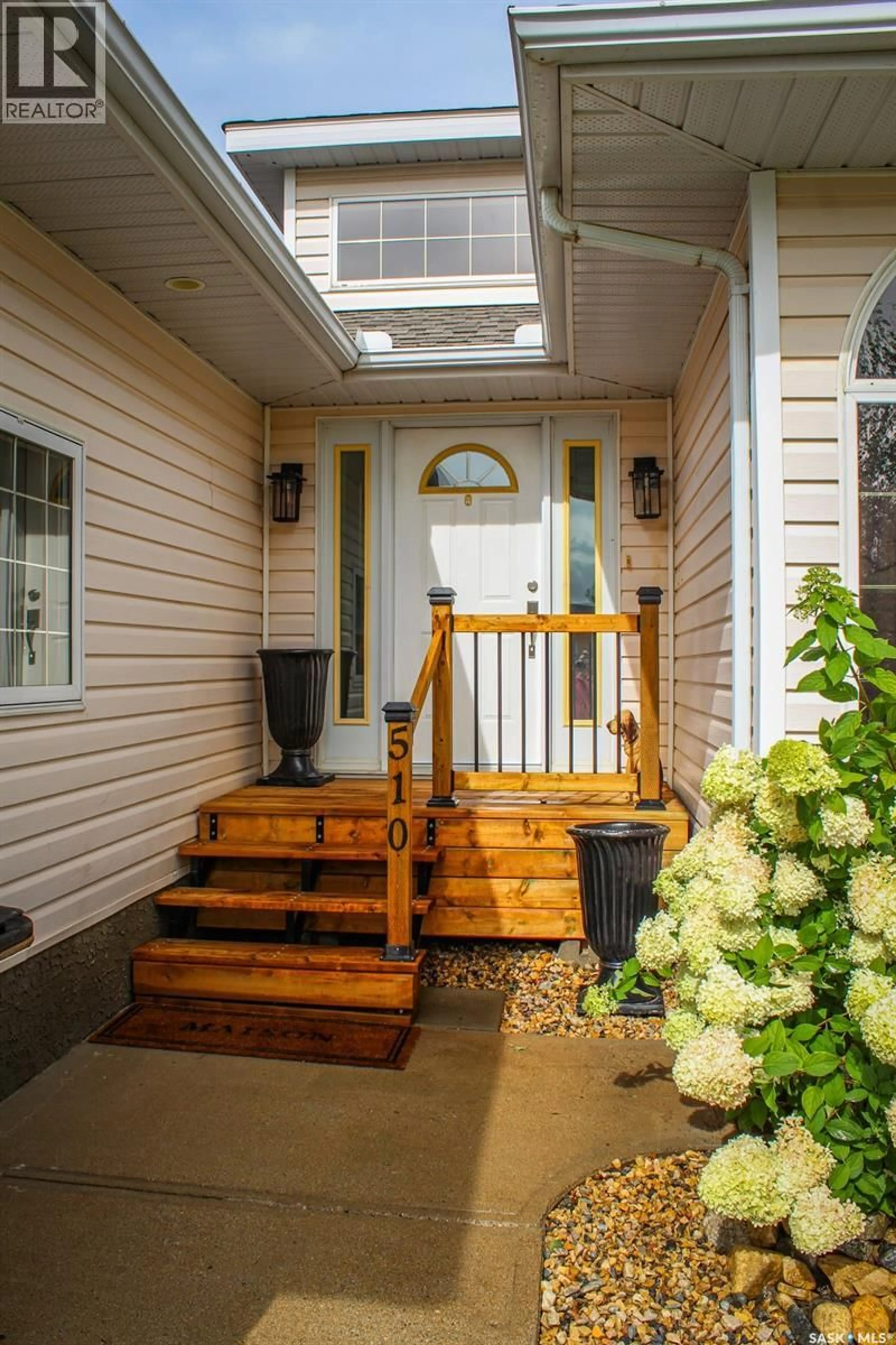 Indoor entryway for E - 510 PARK AVENUE, Melfort Saskatchewan S0E1A0