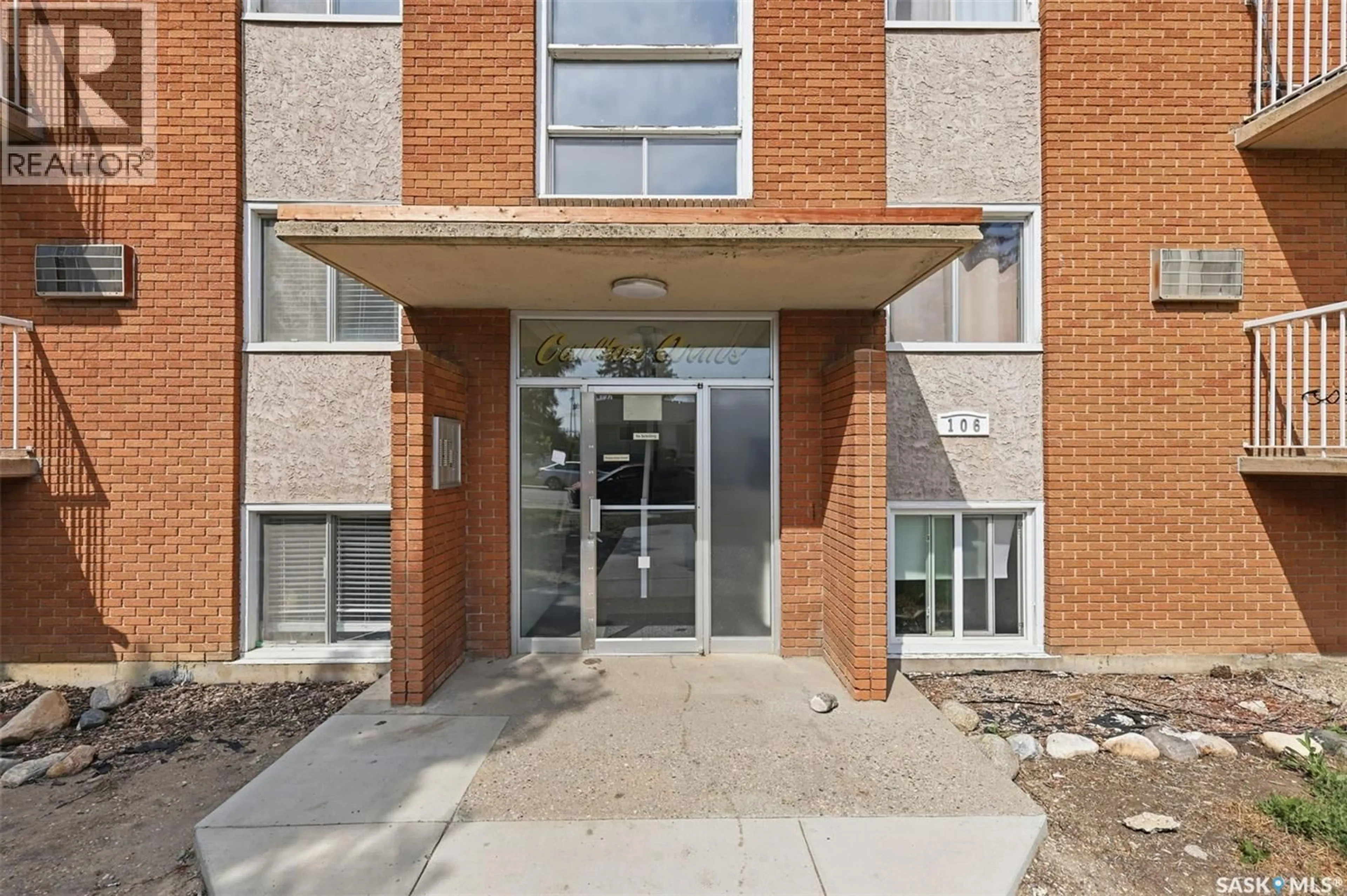 Indoor foyer for E - 21 106TH STREET, Saskatoon Saskatchewan S7N1M8