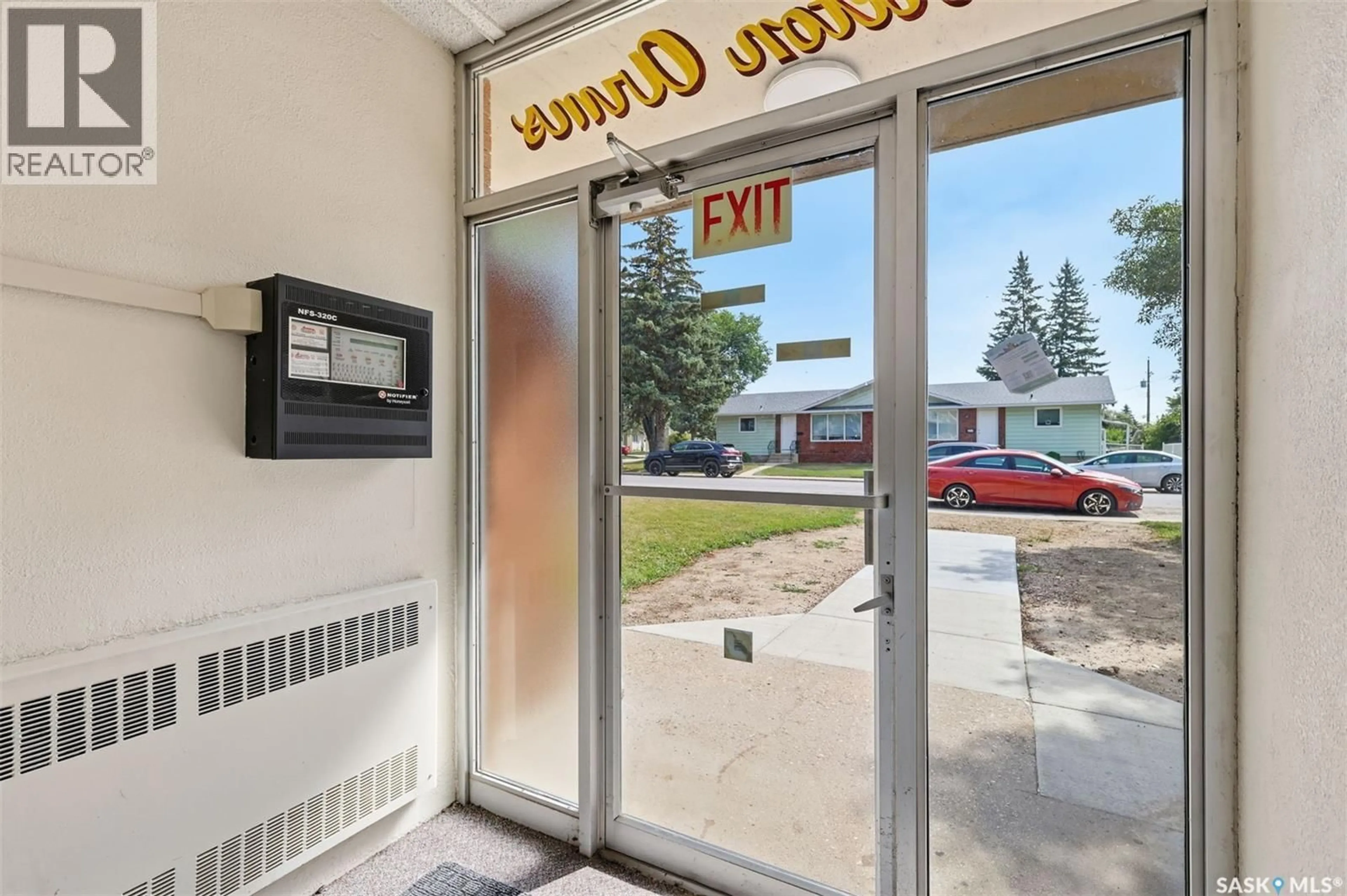 Indoor foyer for E - 21 106TH STREET, Saskatoon Saskatchewan S7N1M8