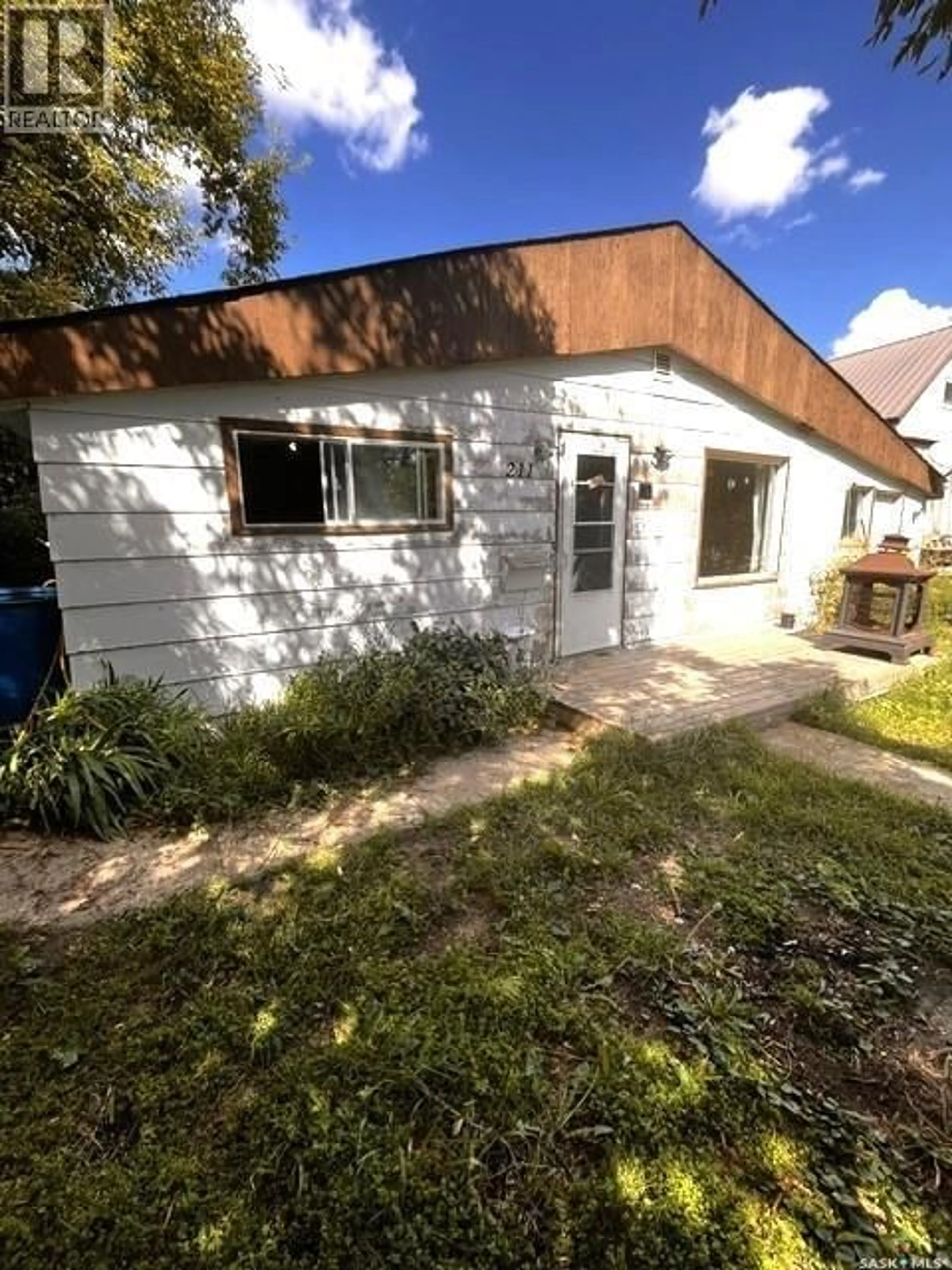 A pic from outside/outdoor area/front of a property/back of a property/a pic from drone, building for 211 1ST AVENUE, Harris Saskatchewan S0L1K0