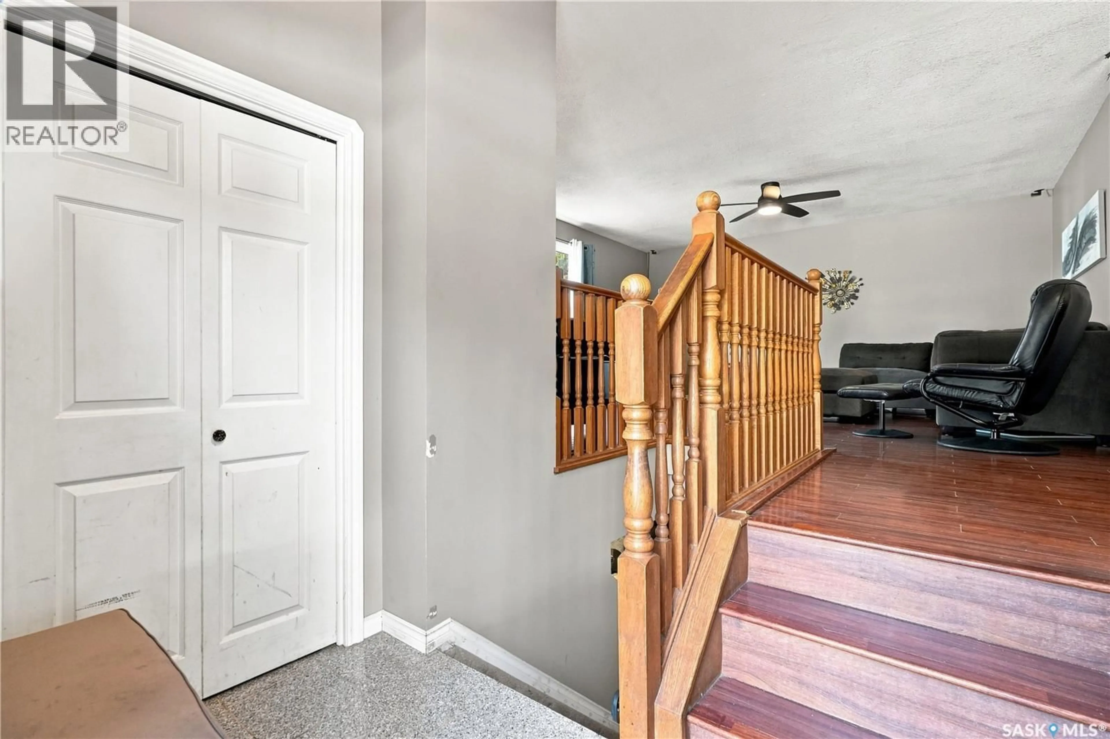 Indoor entryway for 46 COOPER CRESCENT, Regina Saskatchewan S4R4J7