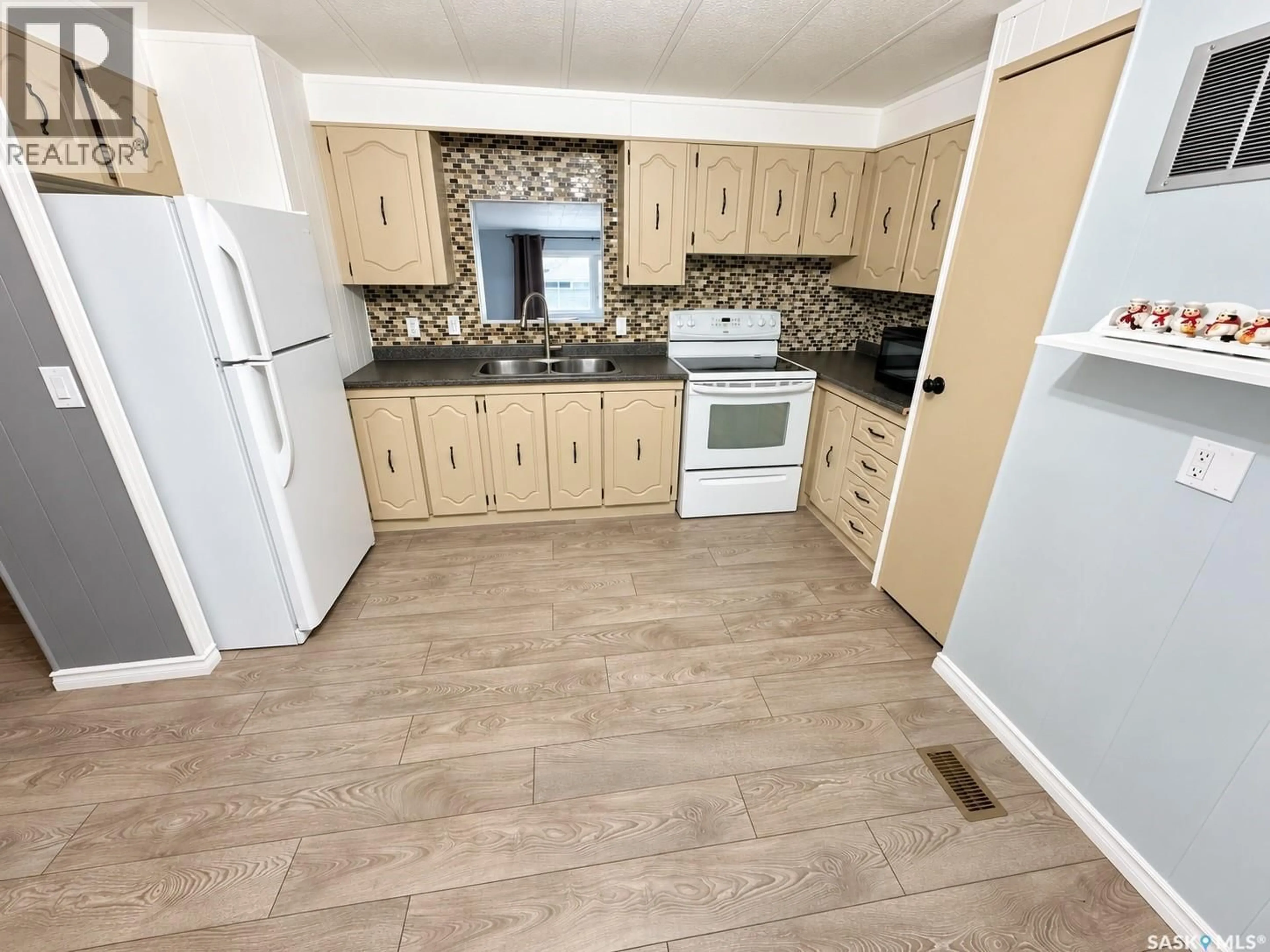 Standard kitchen, unknown for 1746 COTEAU AVENUE, Weyburn Saskatchewan S4H2R7