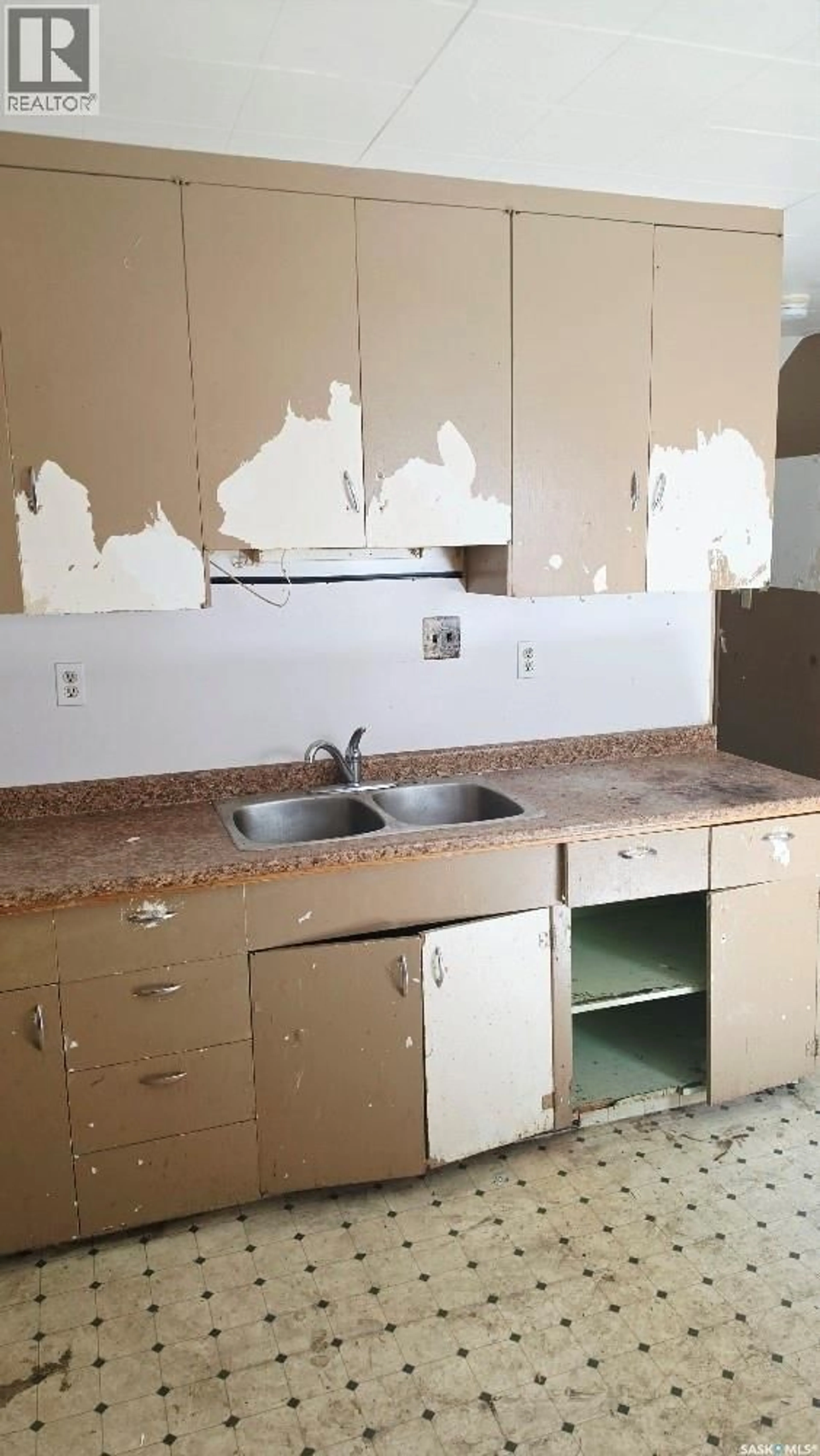 Standard kitchen, unknown for 1256 KING STREET, Regina Saskatchewan S4T4E9