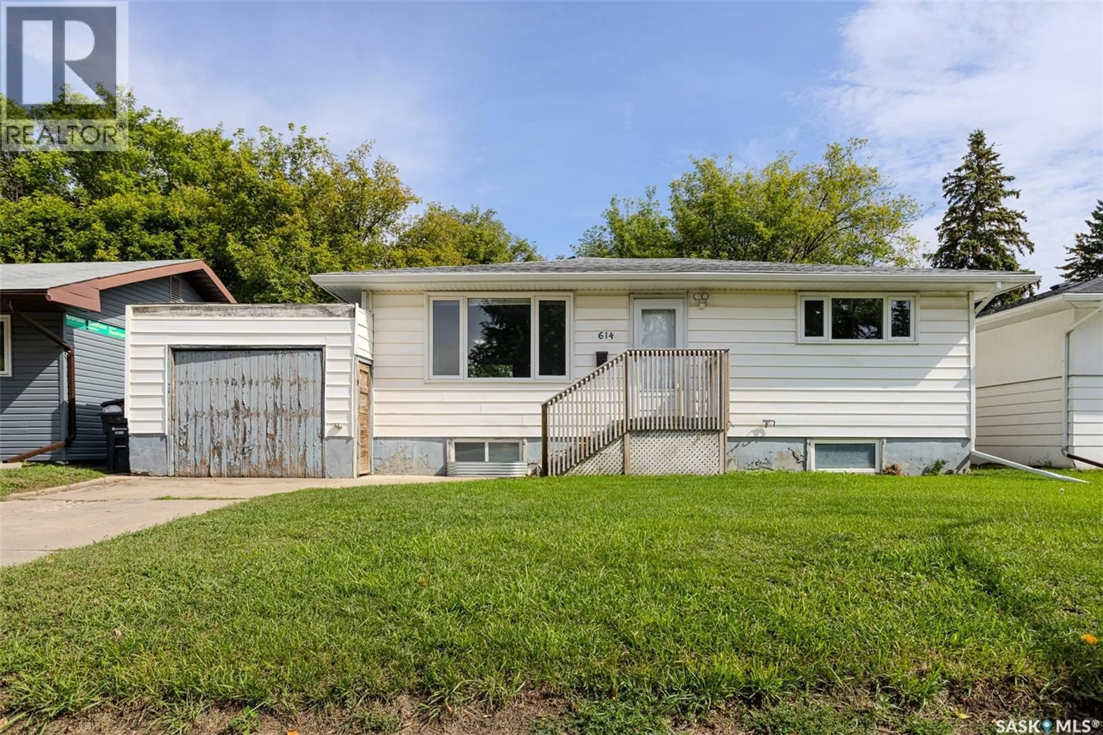 Home with vinyl exterior material, street for 614 Q AVENUE, Saskatoon Saskatchewan S7L2Y3