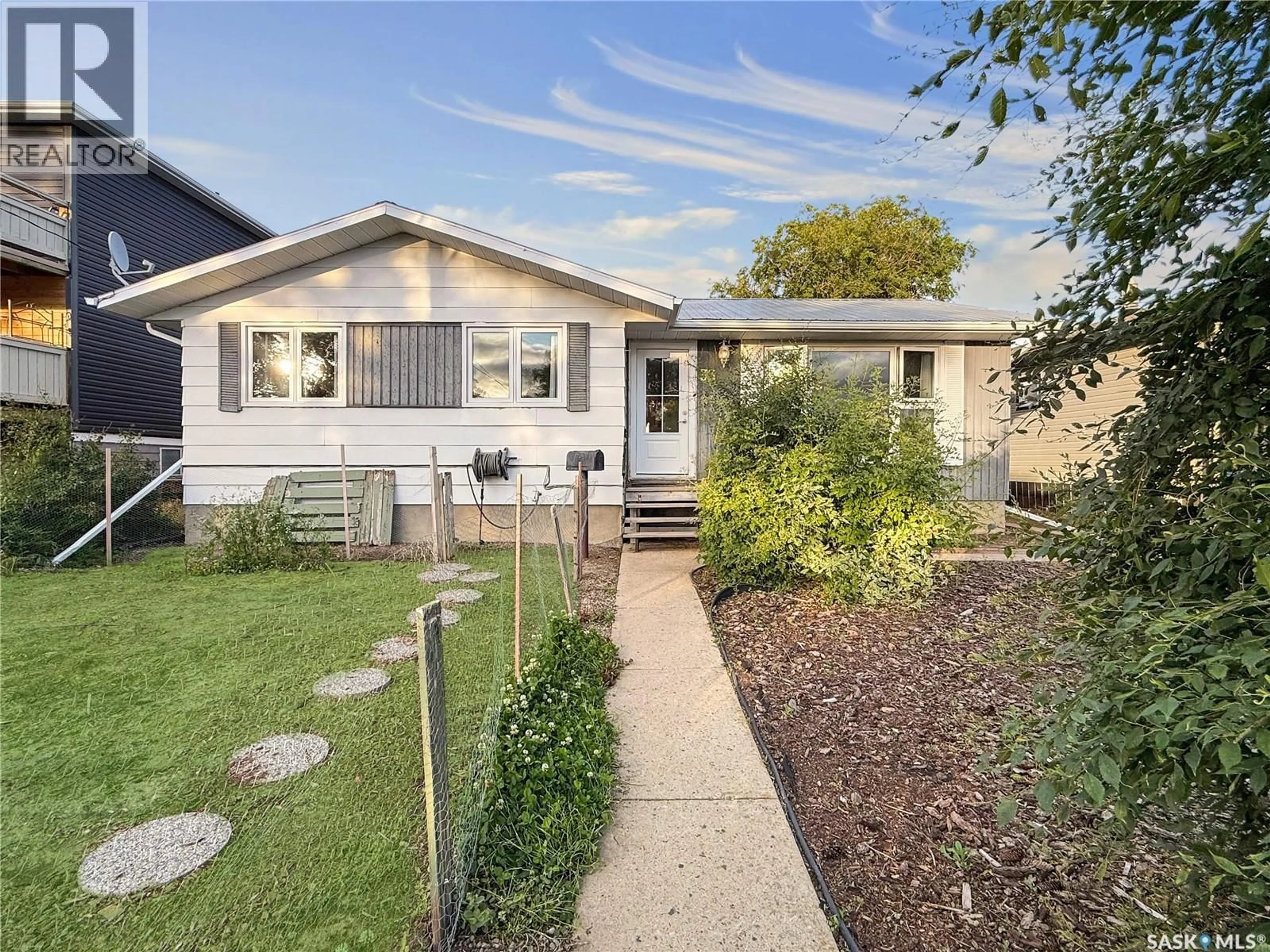 Home with vinyl exterior material, street for 33 7TH AVENUE, Swift Current Saskatchewan S9H2N2