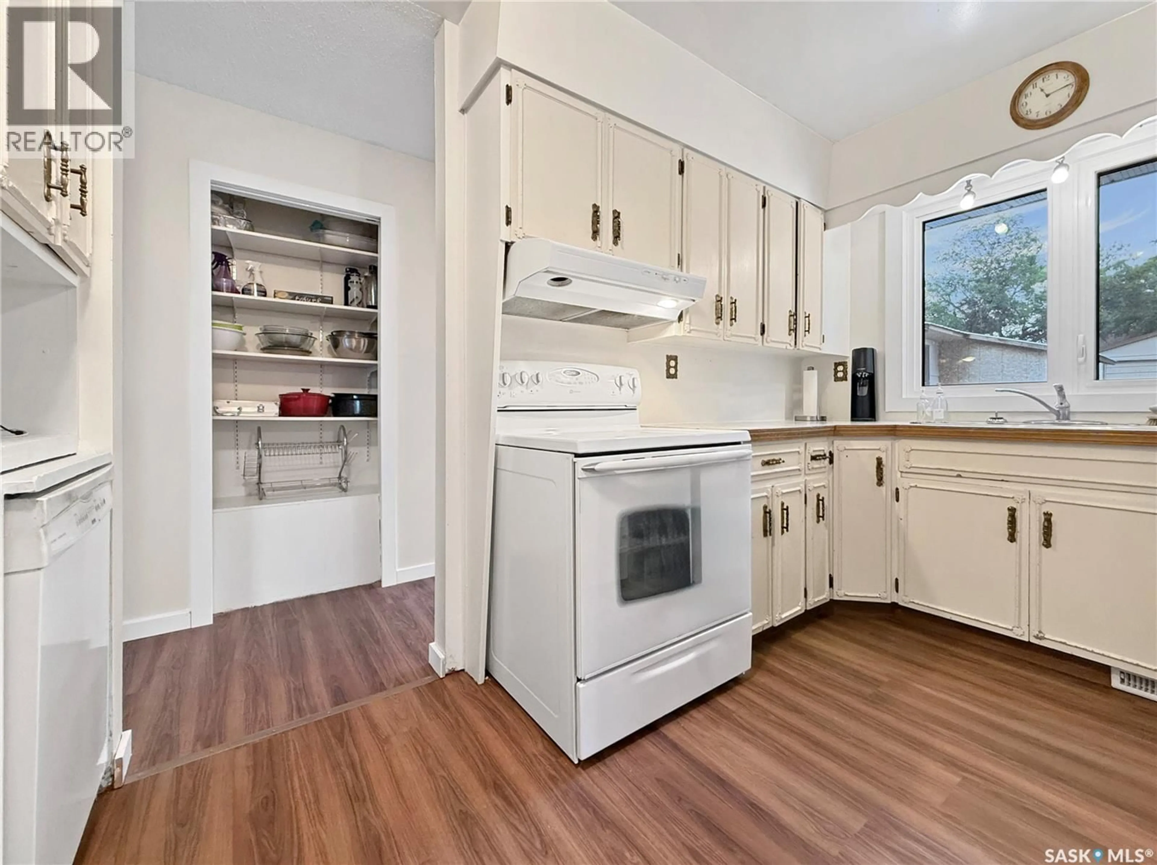 Standard kitchen, unknown for 33 7TH AVENUE, Swift Current Saskatchewan S9H2N2