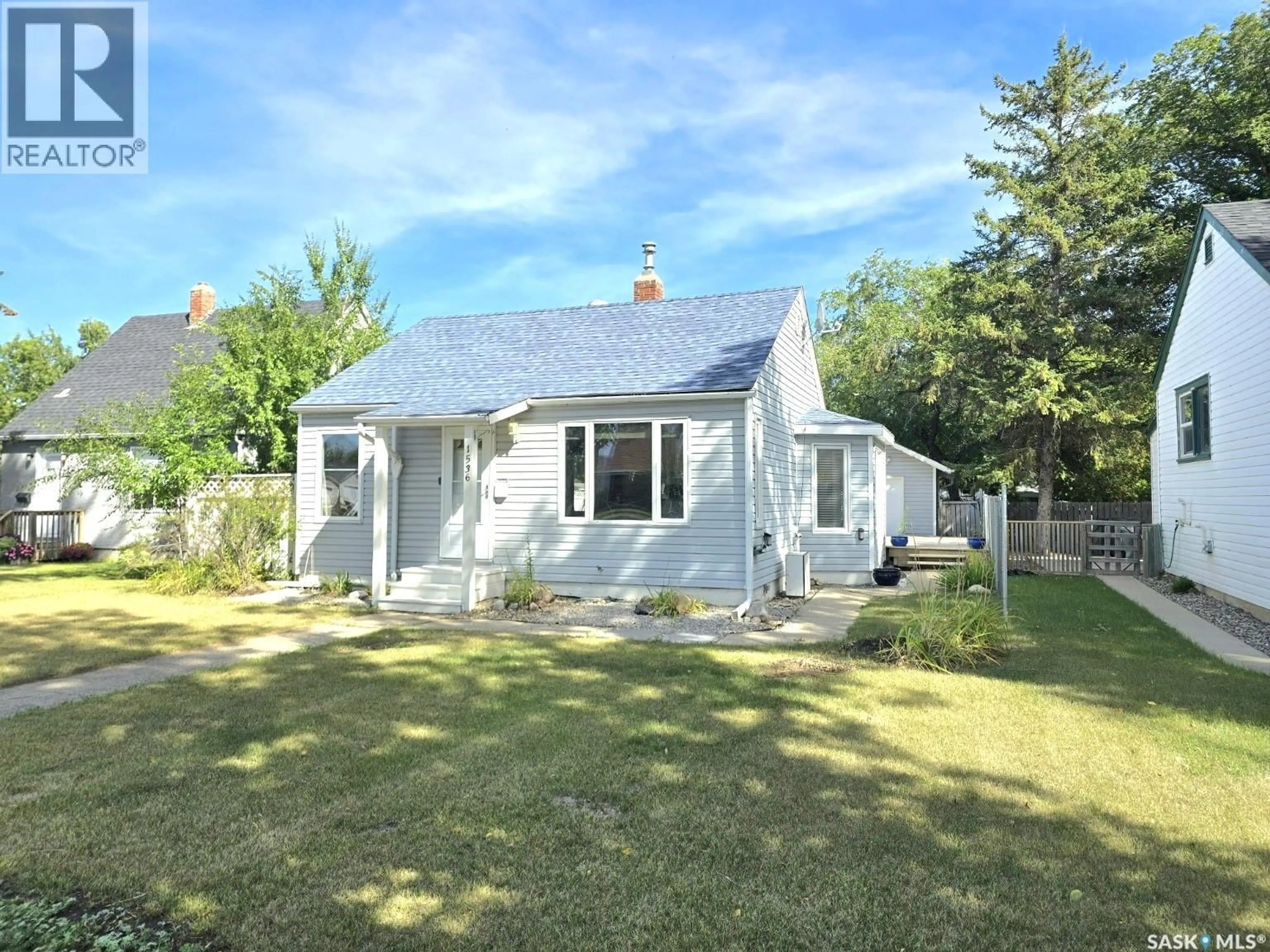 A pic from outside/outdoor area/front of a property/back of a property/a pic from drone, street for 1536 1ST AVENUE, Saskatoon Saskatchewan S7K1Z3