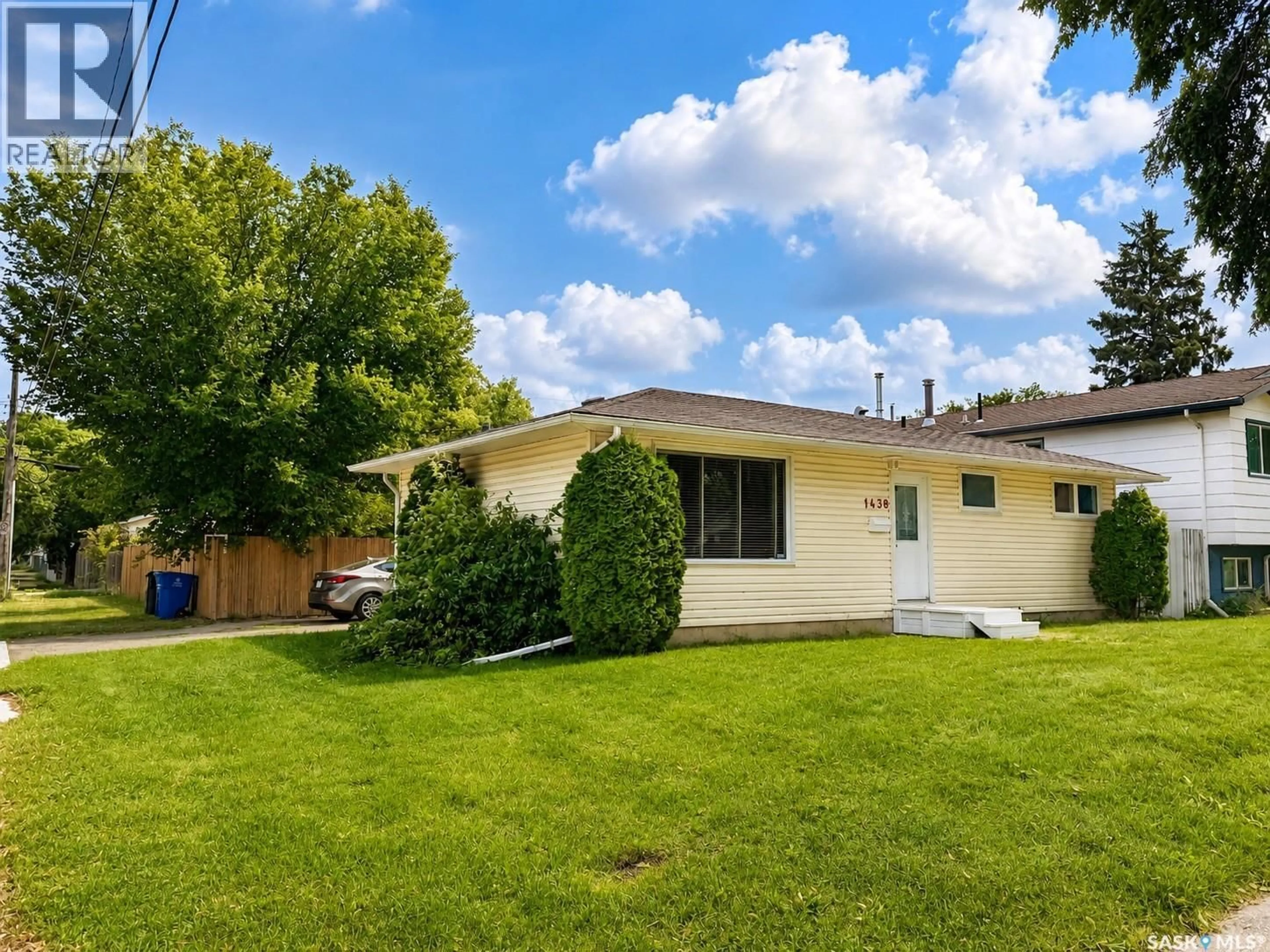 A pic from outside/outdoor area/front of a property/back of a property/a pic from drone, street for 1438 D AVENUE, Saskatoon Saskatchewan S7L1P4