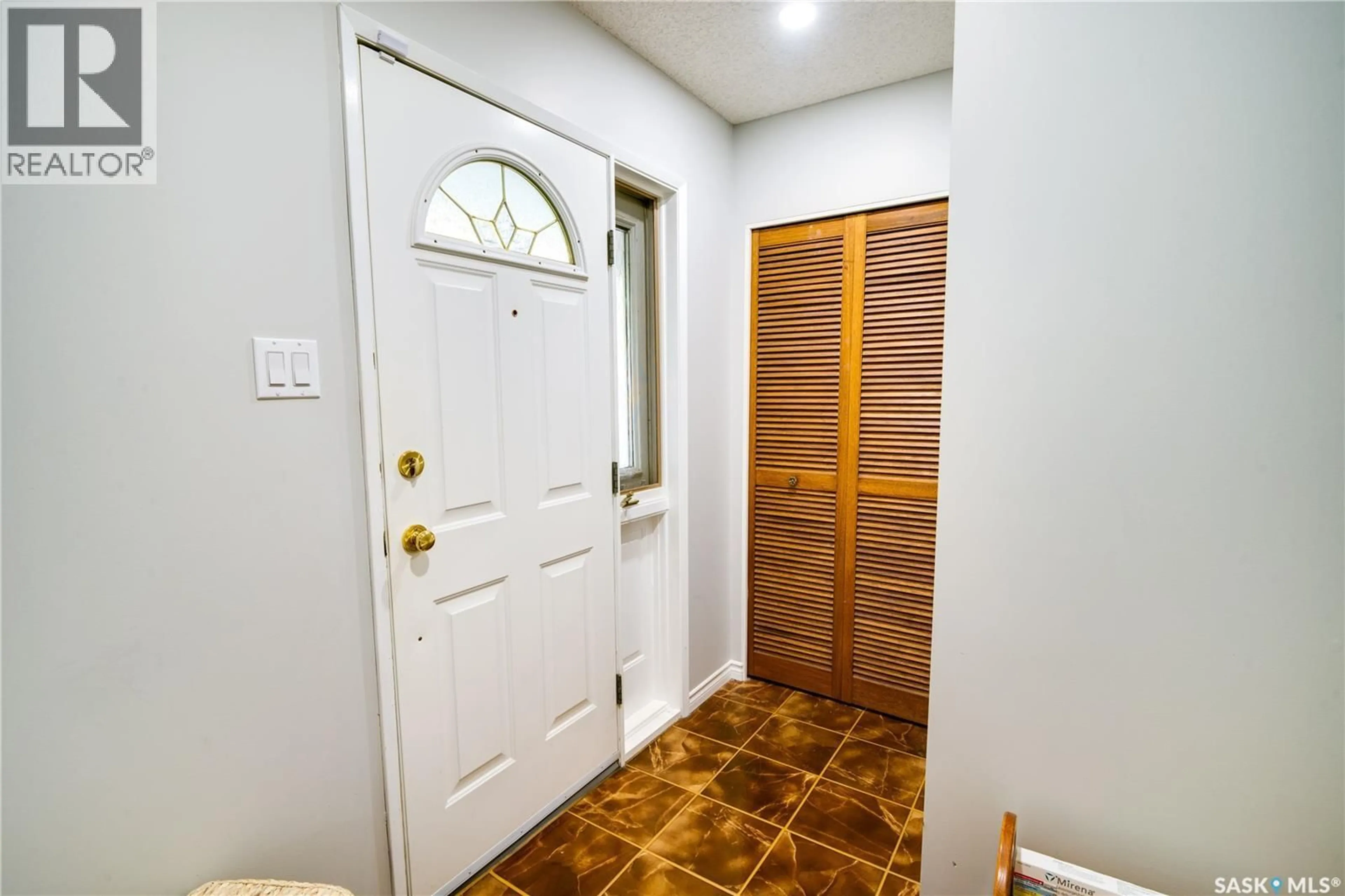 Indoor entryway for 1304 QUEEN CRESCENT, Moose Jaw Saskatchewan S6H3G4