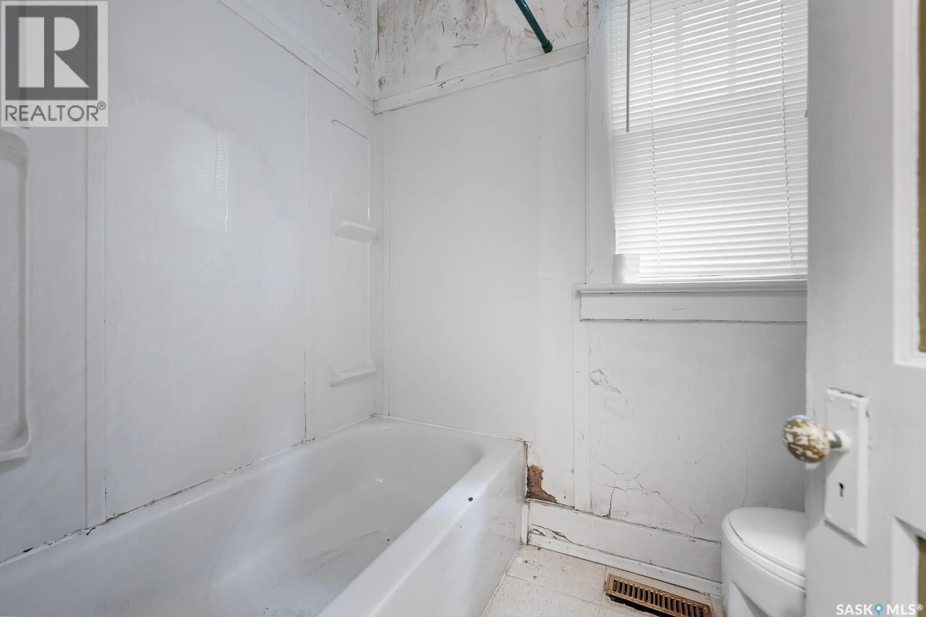 Standard bathroom, floor is not visible for 1225 KING STREET, Regina Saskatchewan S4T4G1