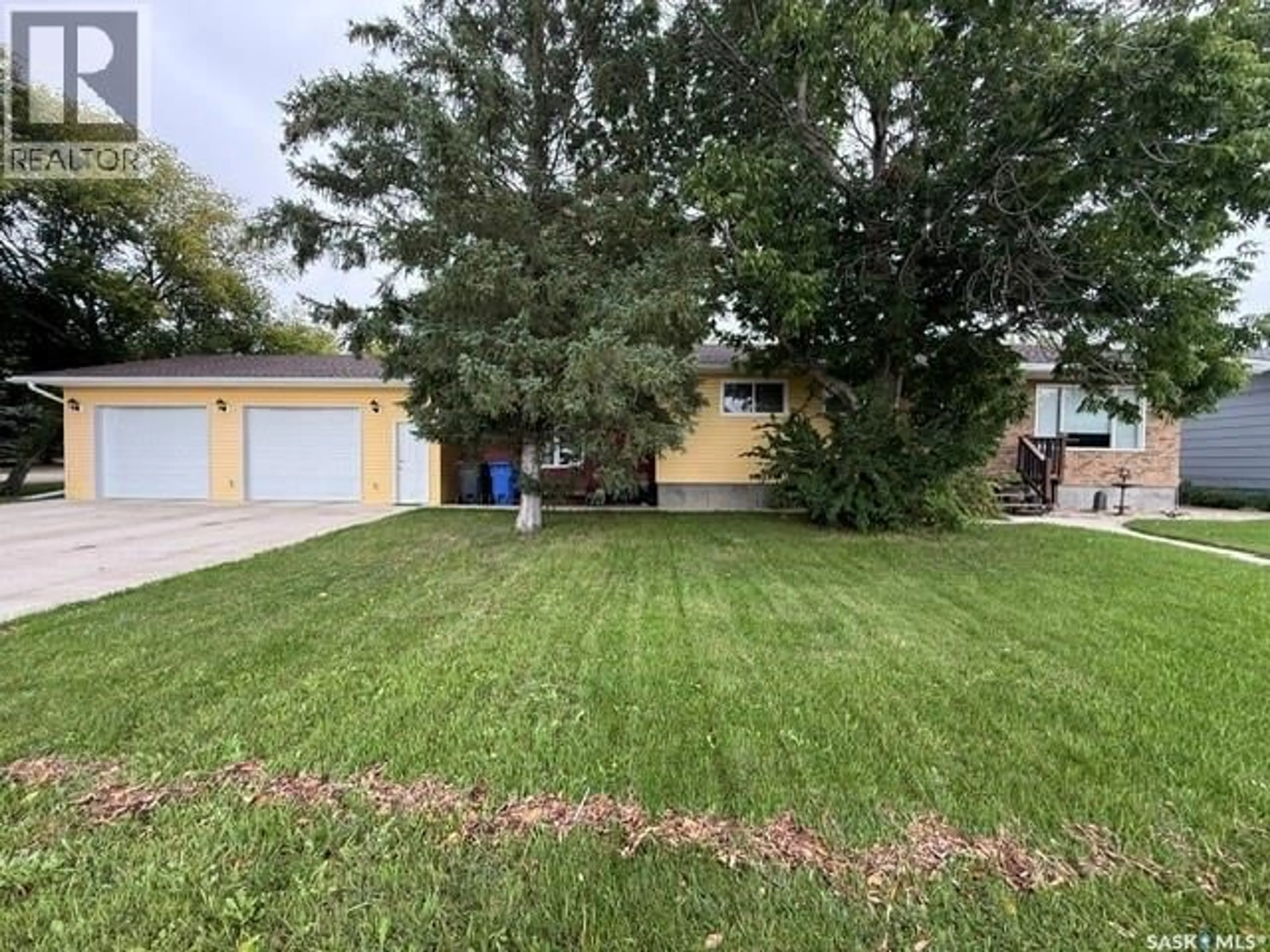 A pic from outside/outdoor area/front of a property/back of a property/a pic from drone, street for 208 EAST AVENUE, Kamsack Saskatchewan S0A1S0
